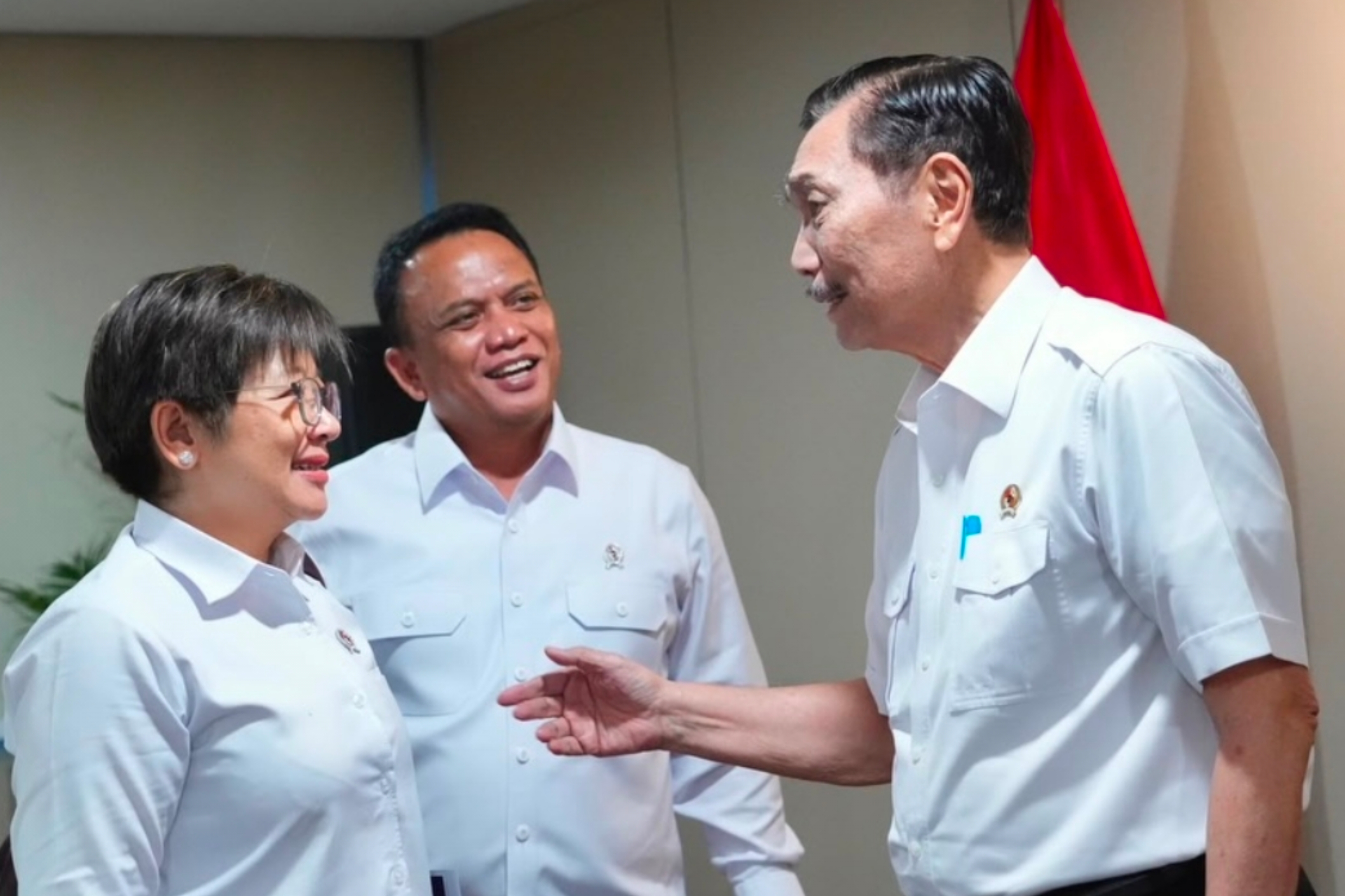 Ketua Dewan Ekonomi Nasional (DEN) Luhut Binsar Pandjaitan bersama dua Wakil Kepala Badan Gizi Nasional (BGN) pada Rabu, 24 Juni 2026. (IDNVoice/Instagram-luhut.pandjaitan)