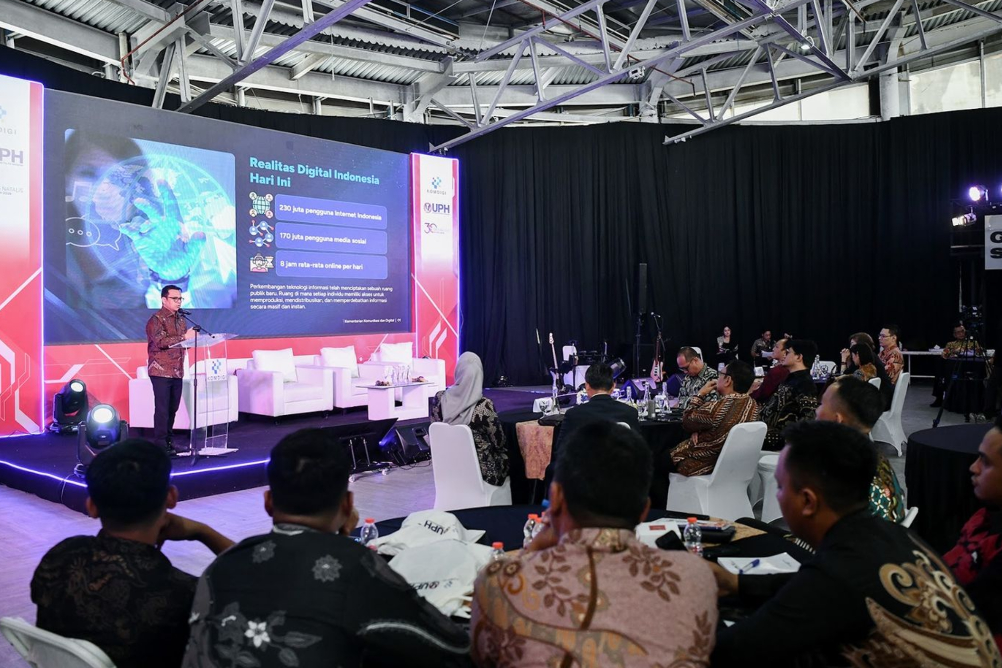 Wamenkomdigi Nezar Patria menyampaikan keynote speech saat membuka acara Seminar Nasional Universitas Pelita Harapan dengan tema 