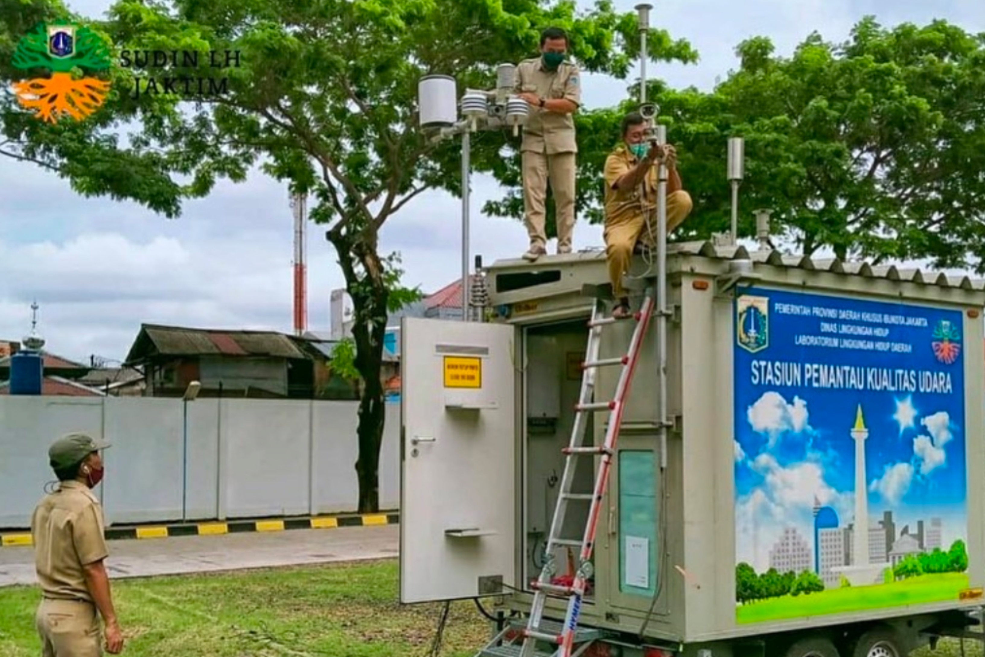Pemasangan Mobile Stasiun Pemantau Kualitas Udara (SPKU) di halaman kantor PT. DI Pulogadung. (IDNVoice/Instagram-dinaslhdki)