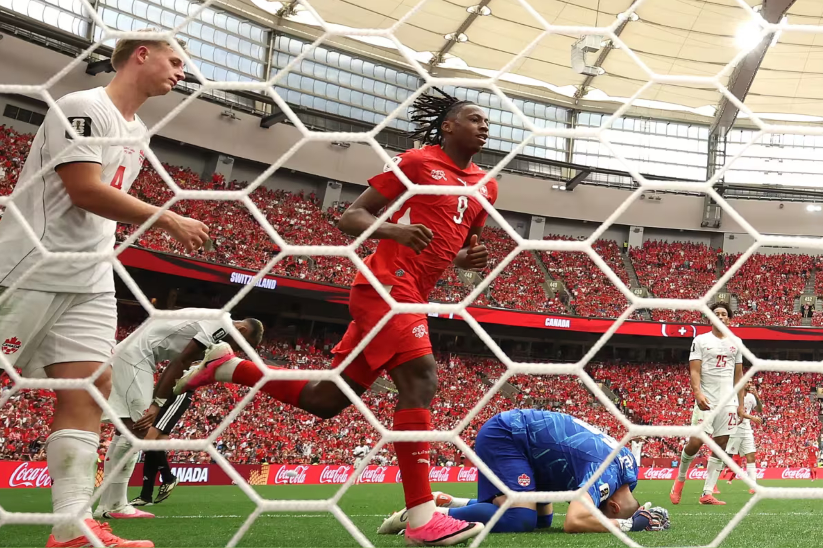 Swiss melaju ke babak 32 besar setelah Juan Vargas dan Johan Manzambi meraih kemenangan atas tuan rumah bersama Kanada, yang juga memastikan tiket lolos ke babak selanjutnya. (IDNVoice/FIFA)