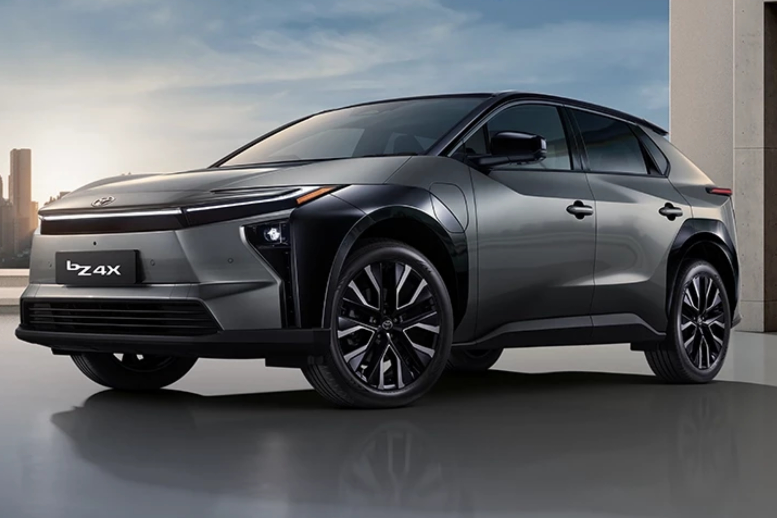 Toyota bZ4X, SUV listrik murni (BEV) dari Toyota yang memiliki desain modern dengan lampu depan ramping dan aksen hitam pada sepatbor. (IDNVoice/Toyota)