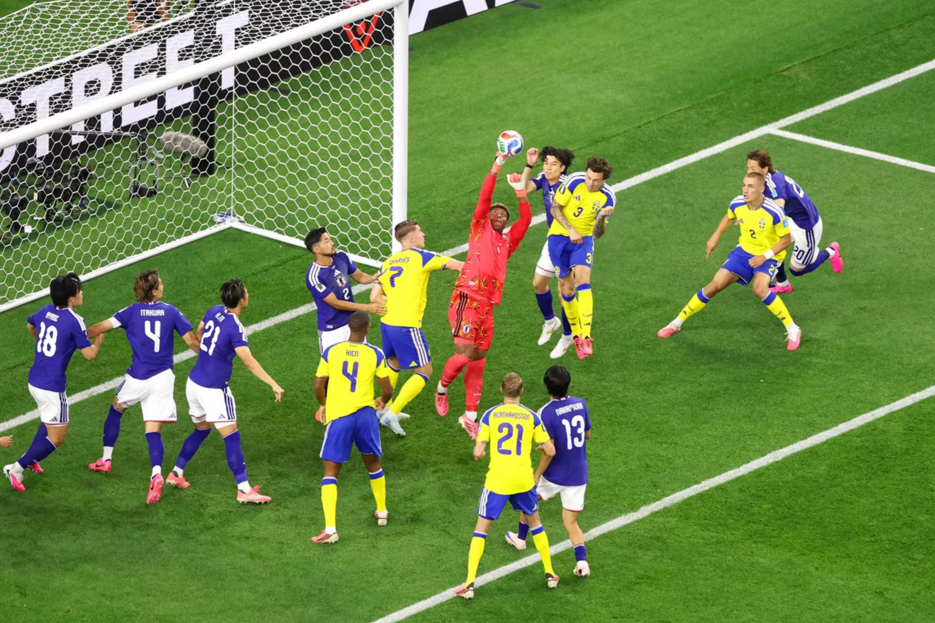 Daizen Maeda dan Anthony Elanga saling berbalas gol cepat saat Jepang dan Swedia melaju ke Babak 32 Besar di belakang juara Grup F, Belanda. (IDNVoice/FIFA)