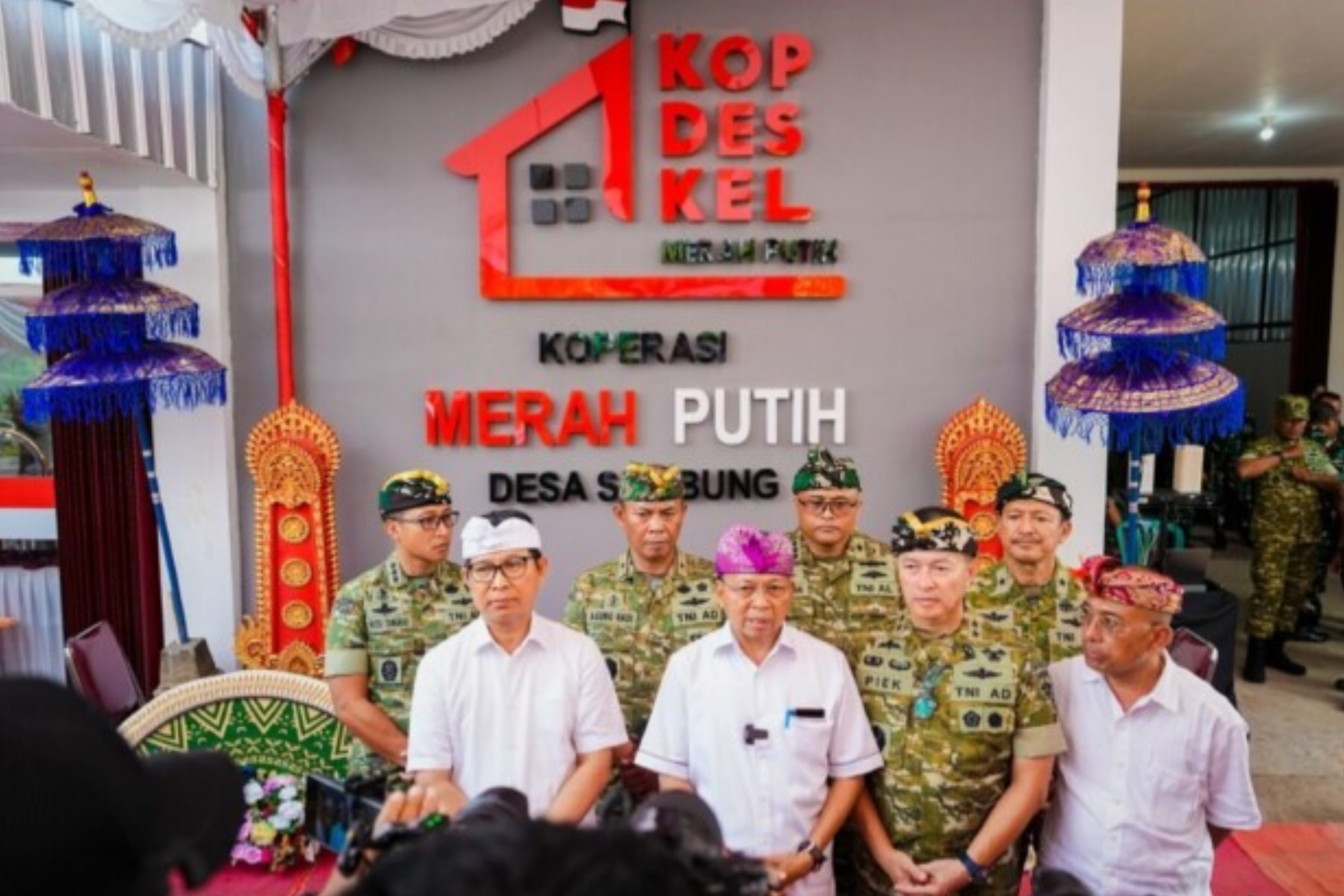 Gubernur Bali Wayan Koster didampingi Bupati Wayan Adi Arnawa saat menghadiri Peresmian Operasionalisasi 1.061 Koperasi Desa/Kelurahan Merah Putih (KDKMP) secara virtual dari KDKMP Desa Sembung, Kecamatan Mengwi pada Sabtu, 16 Mei 2026. (IDNVoice/Istimewa)
