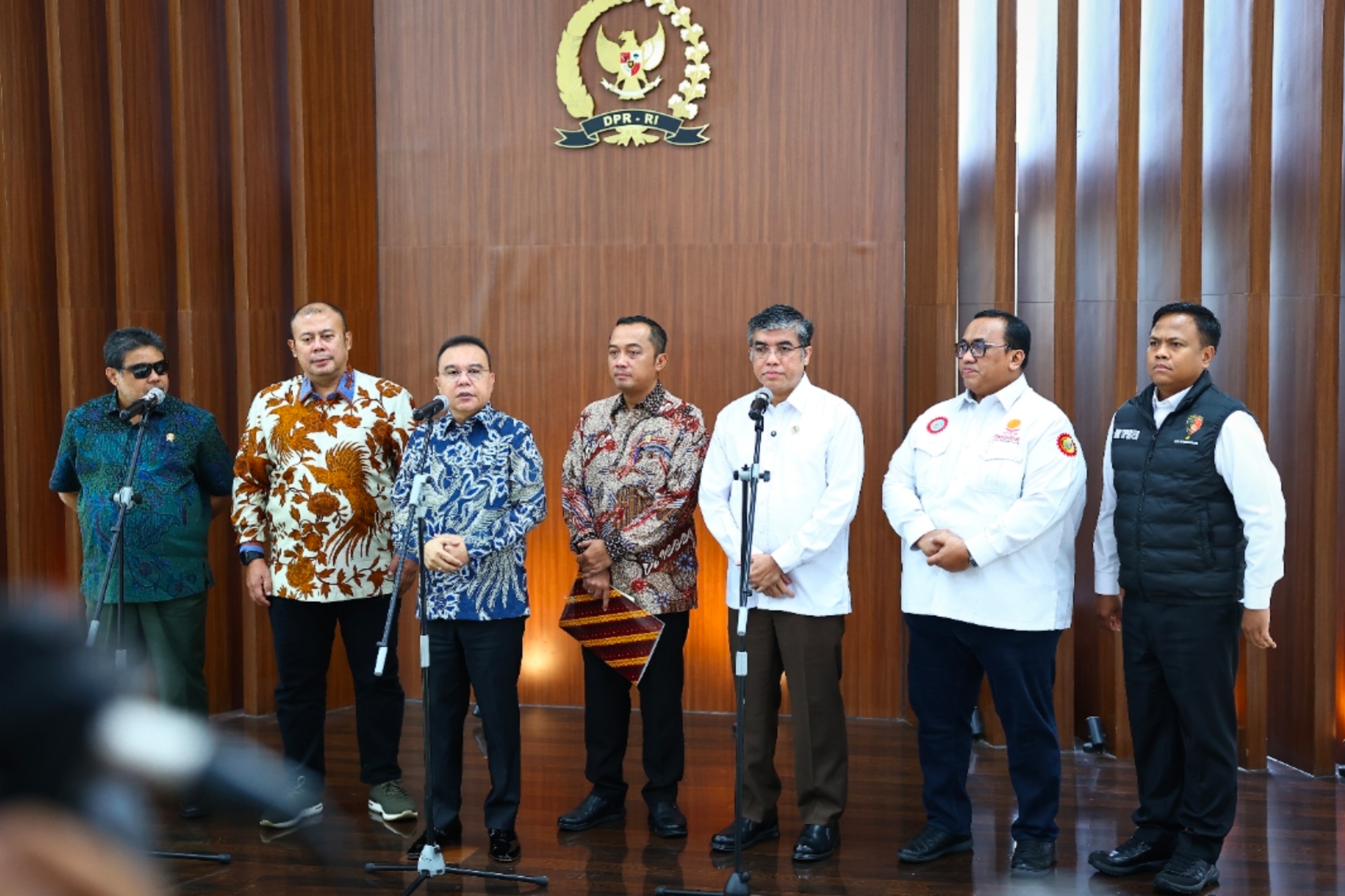 Wakil Ketua DPR RI Sufmi Dasco Ahmad (kedua kiri) menyampaikan keterangan kepada pers usai rapat koordinasi Satuan Tugas Mitigasi Pemutusan Hubungan Kerja di Kompleks Parlemen, Jakarta pada Jumat, 26 Juni 2026. (IDNVoice/DRI RI)