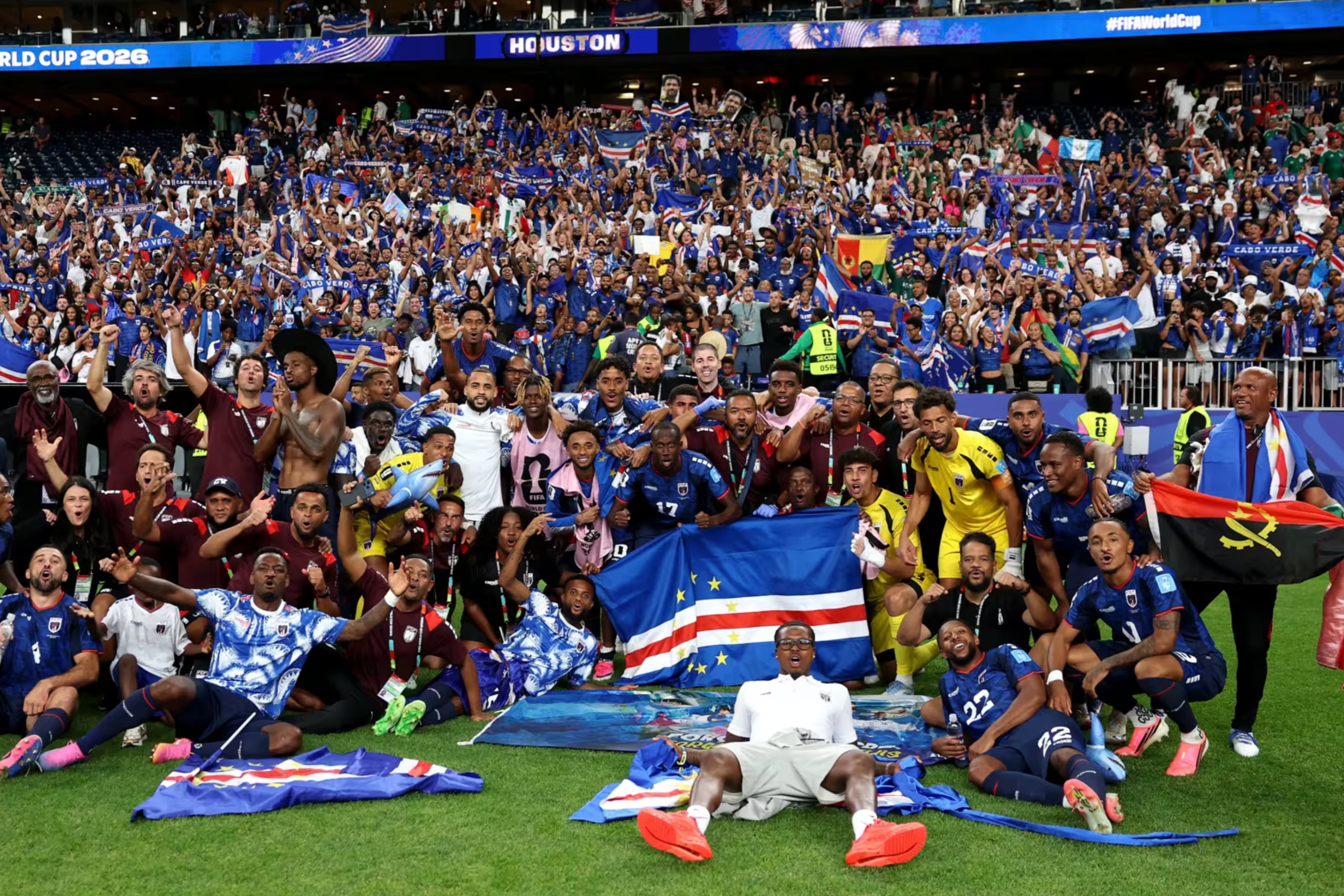 Negara kepulauan tersebut, yang merupakan negara terkecil ketiga yang pernah berlaga di putaran final piala dunia, meraih hasil imbang di ketiga pertandingan mereka untuk lolos sebagai peringkat dua. (IDNVoice/FIFA)