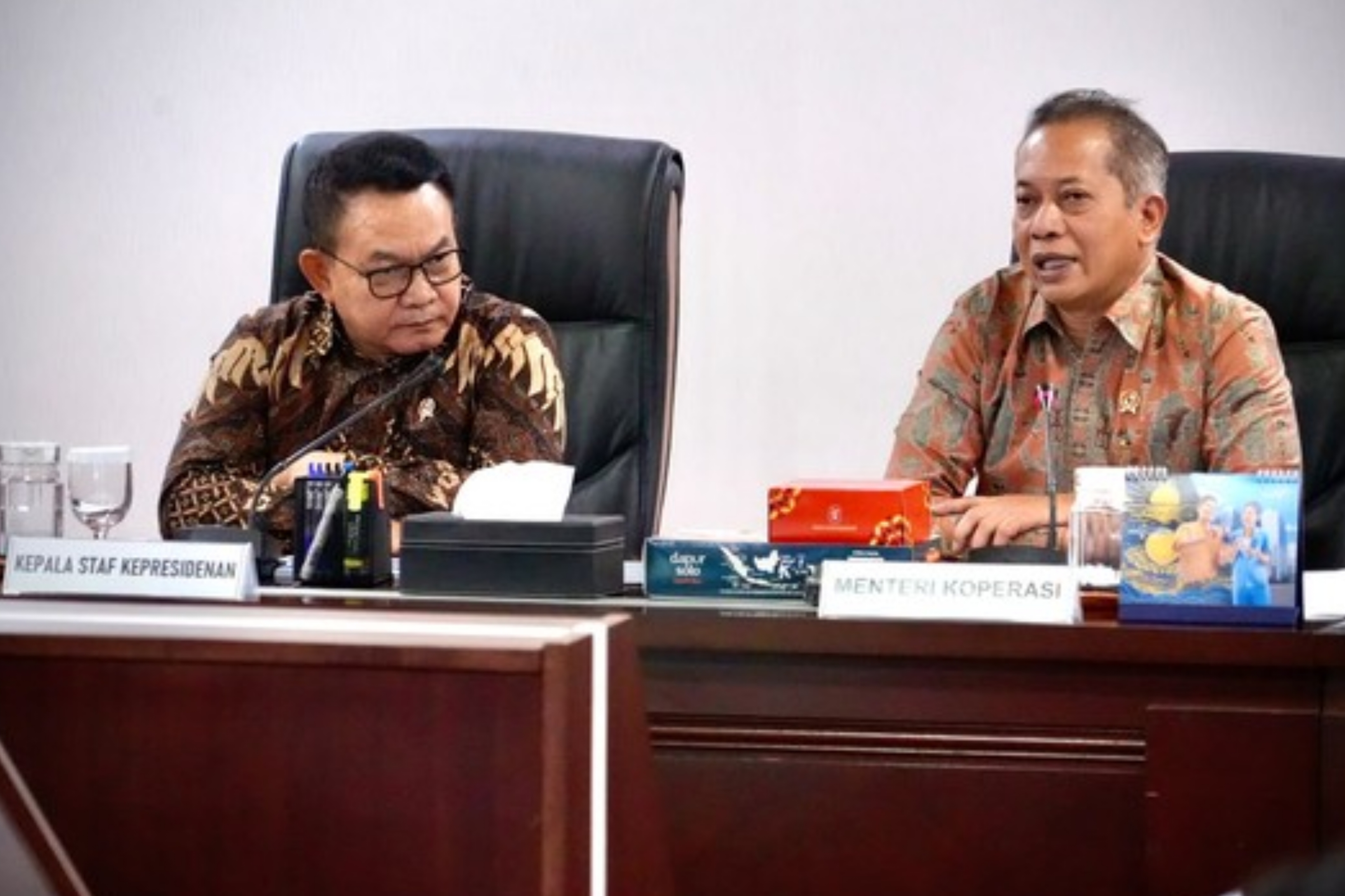 Kepala Staf Kepresidenan (KSP) Dudung Abdurachman dan Menteri Koperasi Ferry Joko Juliantono saat rapat koordinasi dan evaluasi Koperasi Desa/Kelurahan Merah Putih (KDKMP) di Kantor Staf Presiden, Bina Graha, Istana Kepresidenan RI, Jakarta pada Jumat, 26 Juni 2026. (IDNVoice/Kemenkop)