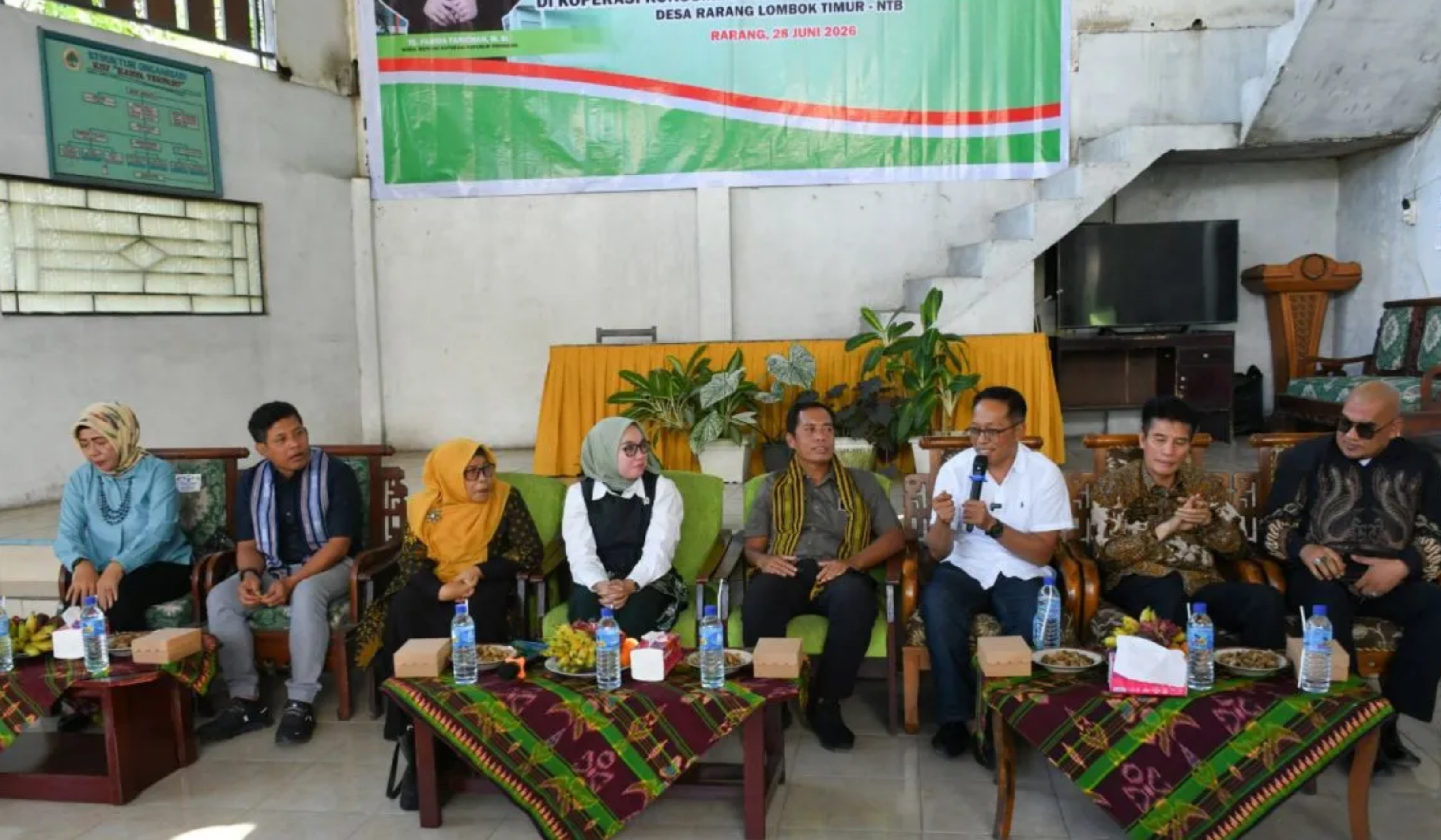 Sekda Lombok Timur Provinsi NTB HM Juaini Taofik (Tengah) saat menerima kunjungan Wakil Menteri Koperasi Hj Farida Farichah di Lombok Timur pada Minggu, 28 Juni 2026. (IDNVoice/Humas Pemkab Lombok Timur)