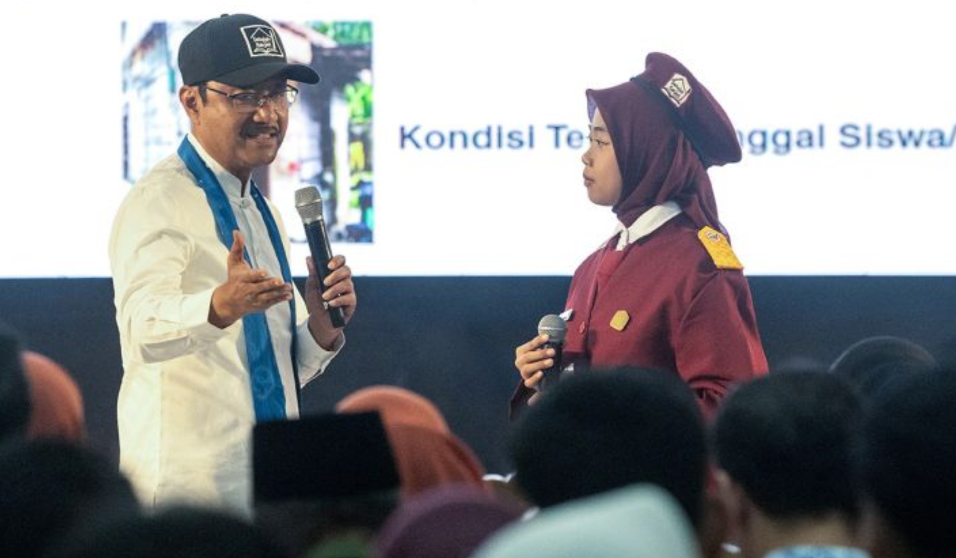 Menteri Sosial Republik Indonesia (Mensos RI) Syaifullah Yusuf berbincang dengan perwakilan siswa saat menghadiri program Open House Sekolah Rakyat Menengah Atas (SRMA) 7 Palembang, Sumatera Selatan pada Minggu, 28 Juni 2026. (ANTARA FOTO/Nova Wahyudi)