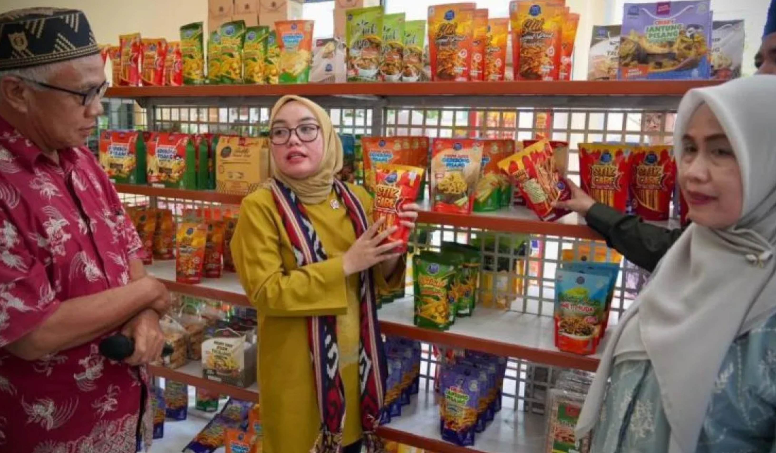 Wakil Menteri Koperasi Republik Indonesia (Wamenkop RI) Farida Farichah berkunjung ke UMKM Sasak Maiq di Kabupaten Lombok Barat, Nusa Tenggara Barat (NTB) pada Sabtu,27 Juni 2026. (IDNVoice/Kemenkop) 