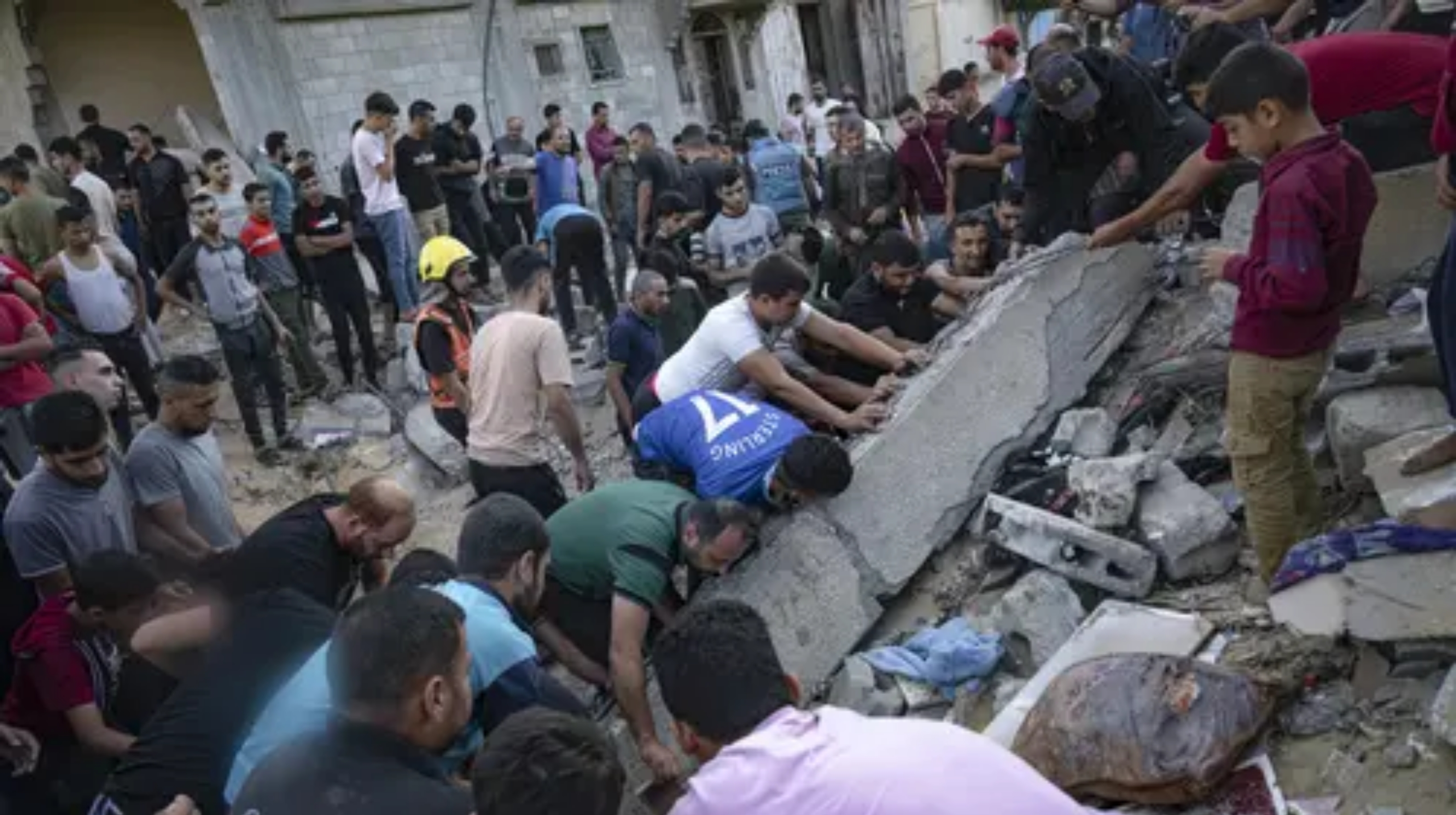 Warga Palestina mencari korban selamat setelah serangan udara Israel di Khan Younis, Jalur Gaza pada Senin, 16 Oktober 2023. (IDNVoice/AP Photo)