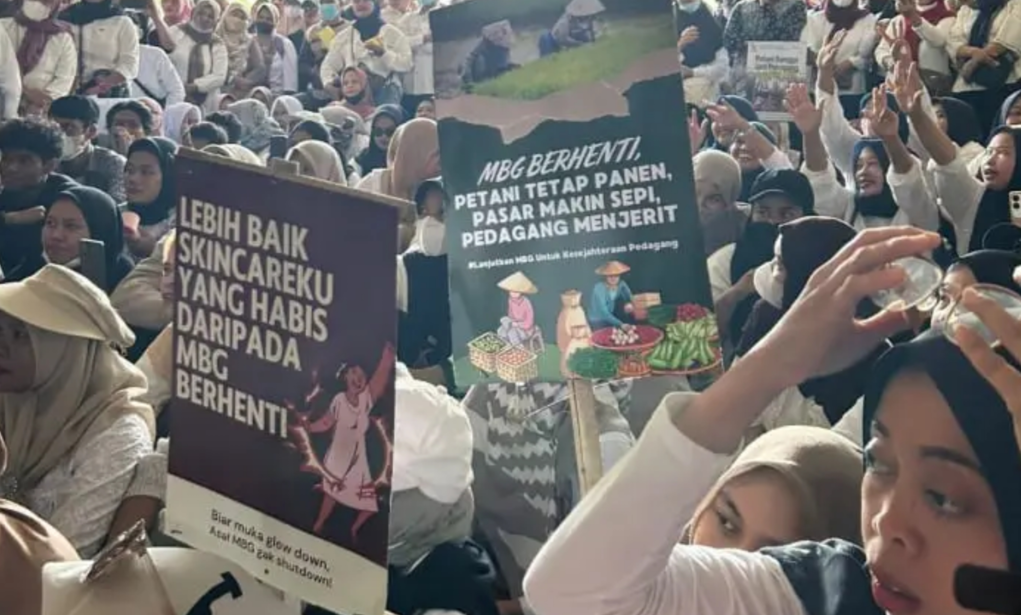 Ratusan massa dari SPPG se-Kabupaten Tangerang menggelar aksi di depan gedung Bupati Tangerang. (IDNVoice/Dok. Tangerangupdate.com)