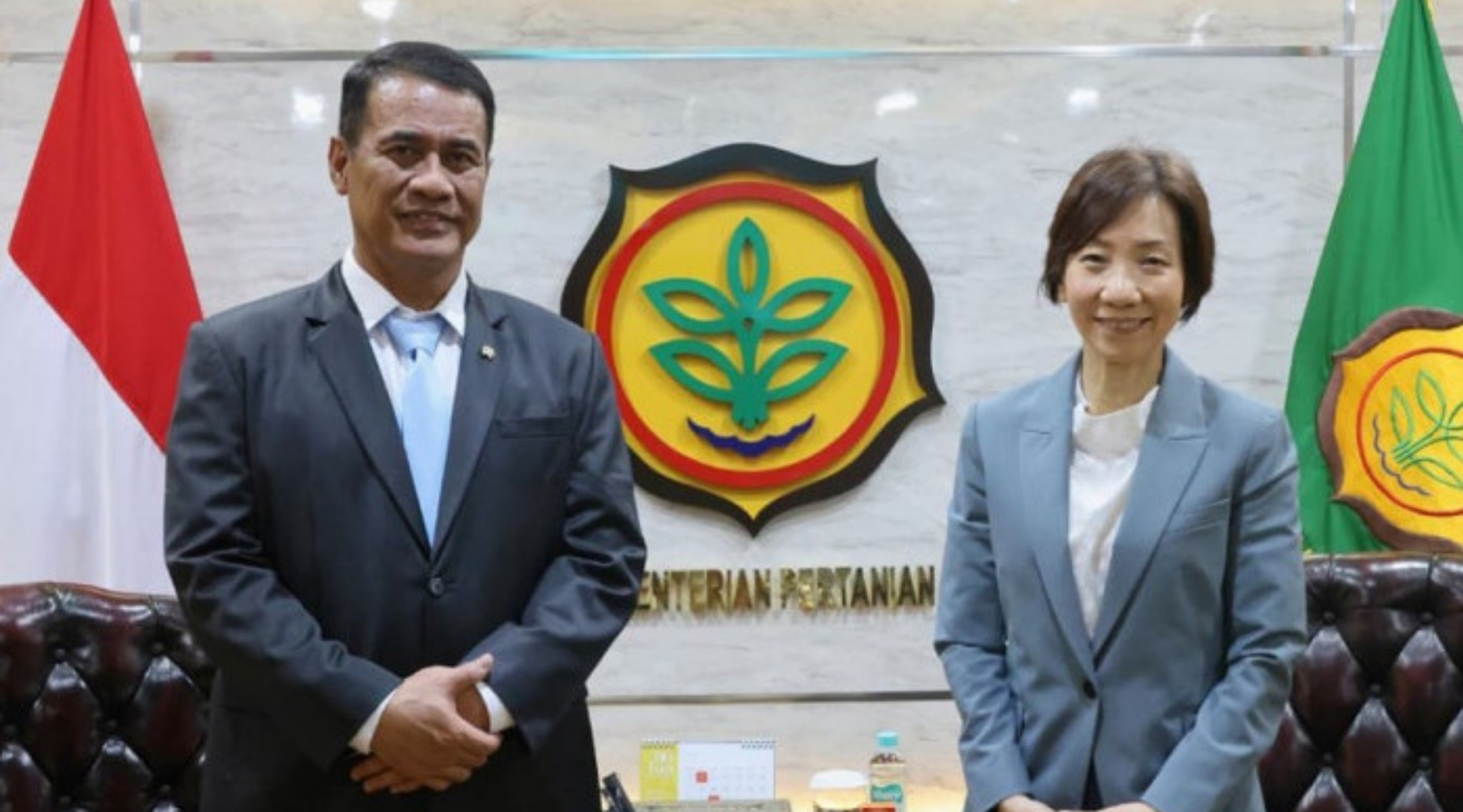 Menteri Pertanian (Mentan) Andi Amran Sulaiman bersama Menteri Keberlanjutan dan Lingkungan Singapura Grace Fu usai pembahasan peluang ekspor 10 ribu ton beras Indonesia ke Singapura di Kantor Pusat Kementerian Pertanian, Jakarta Senin, 29 Juni 2026. (IDNVoice/Kementan) 