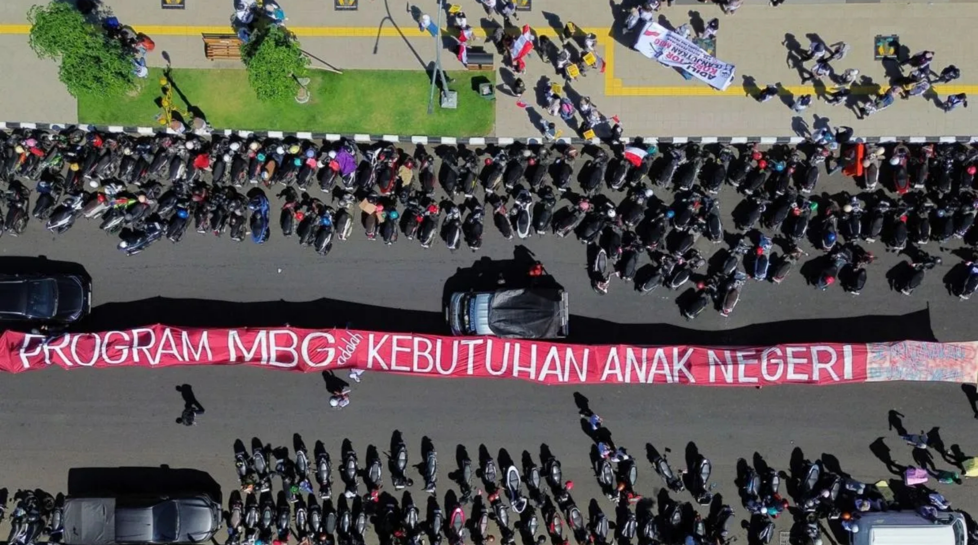  Foto udara suasana ribuan massa yang tergabung dalam Forum Komunikasi MBG Sidoarjo Bersatu pada Senin, 29 Juni 2026. (ANTARA FOTO/Umarul Faruq)