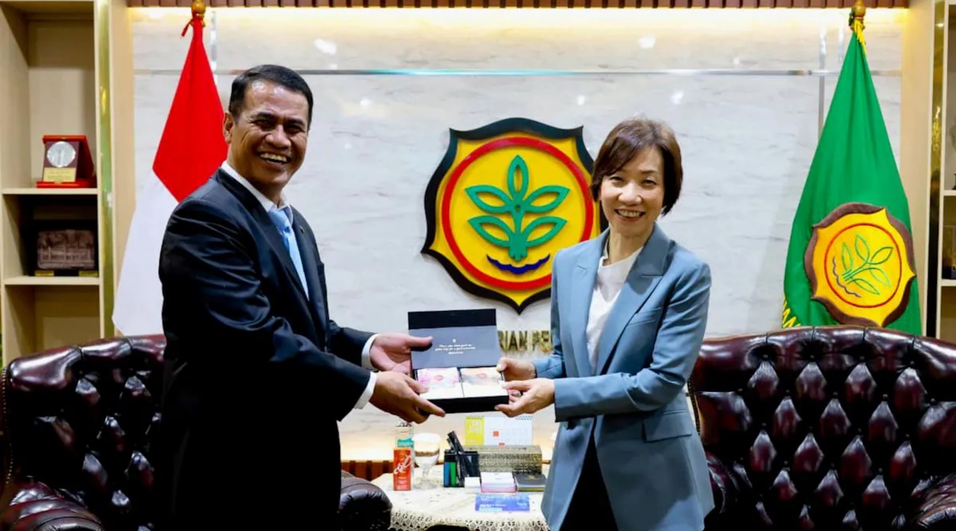 Menteri Pertanian (Mentan) Andi Amran Sulaiman bersama Menteri Keberlanjutan dan Lingkungan Singapura Grace Fu usai pembahasan peluang ekspor 10 ribu ton beras Indonesia ke Singapura di Kantor Pusat Kementerian Pertanian, Jakarta pada Senin, 29 Juni 2026. (IDNVoice/Kementan)