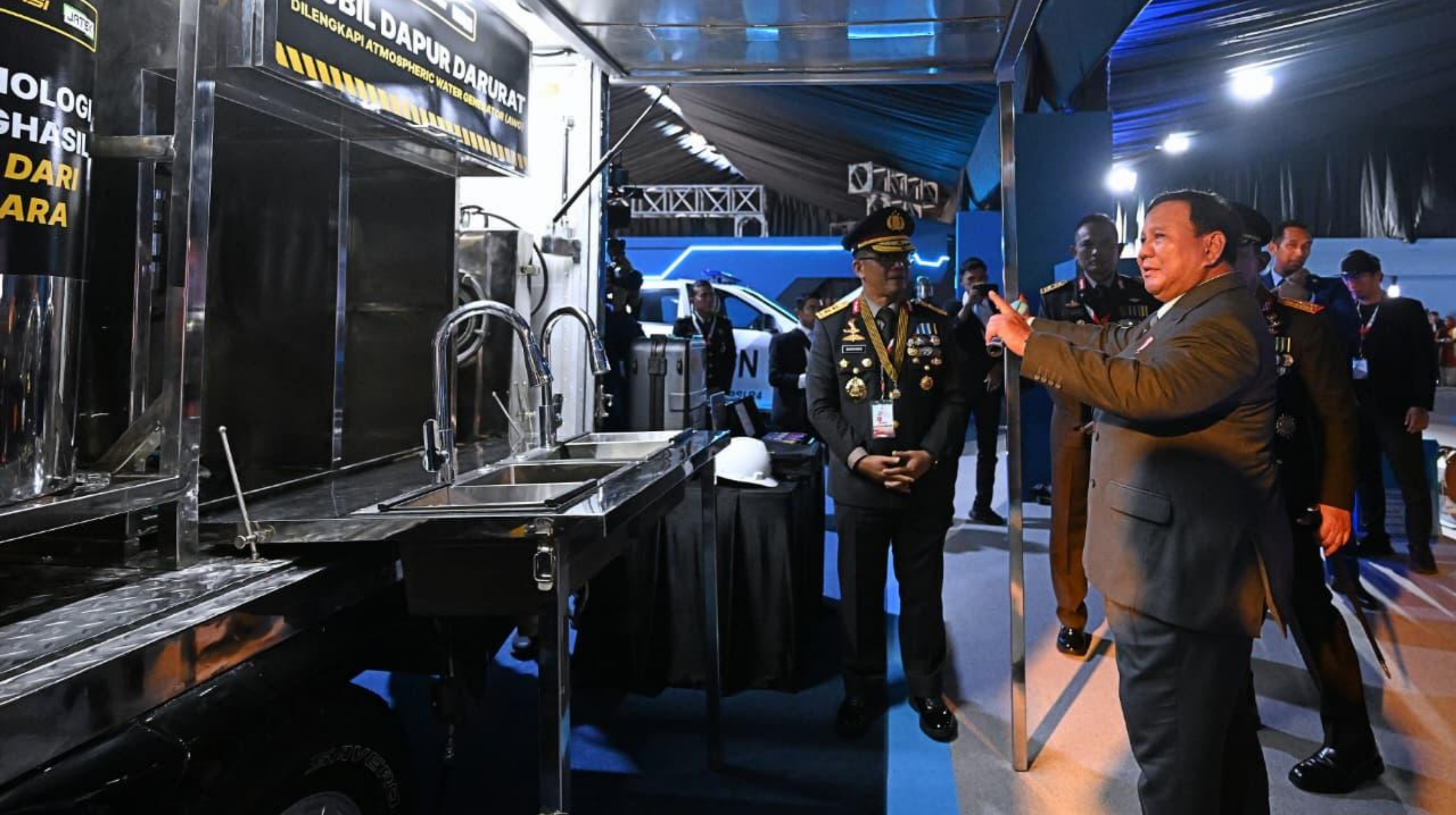 Presiden Prabowo Subianto meninjau Pameran Bhayangkara dalam rangka Peringatan ke-80 Hari Bhayangkara Tahun 2026. (IDNVoice/BPMI Setpres) 