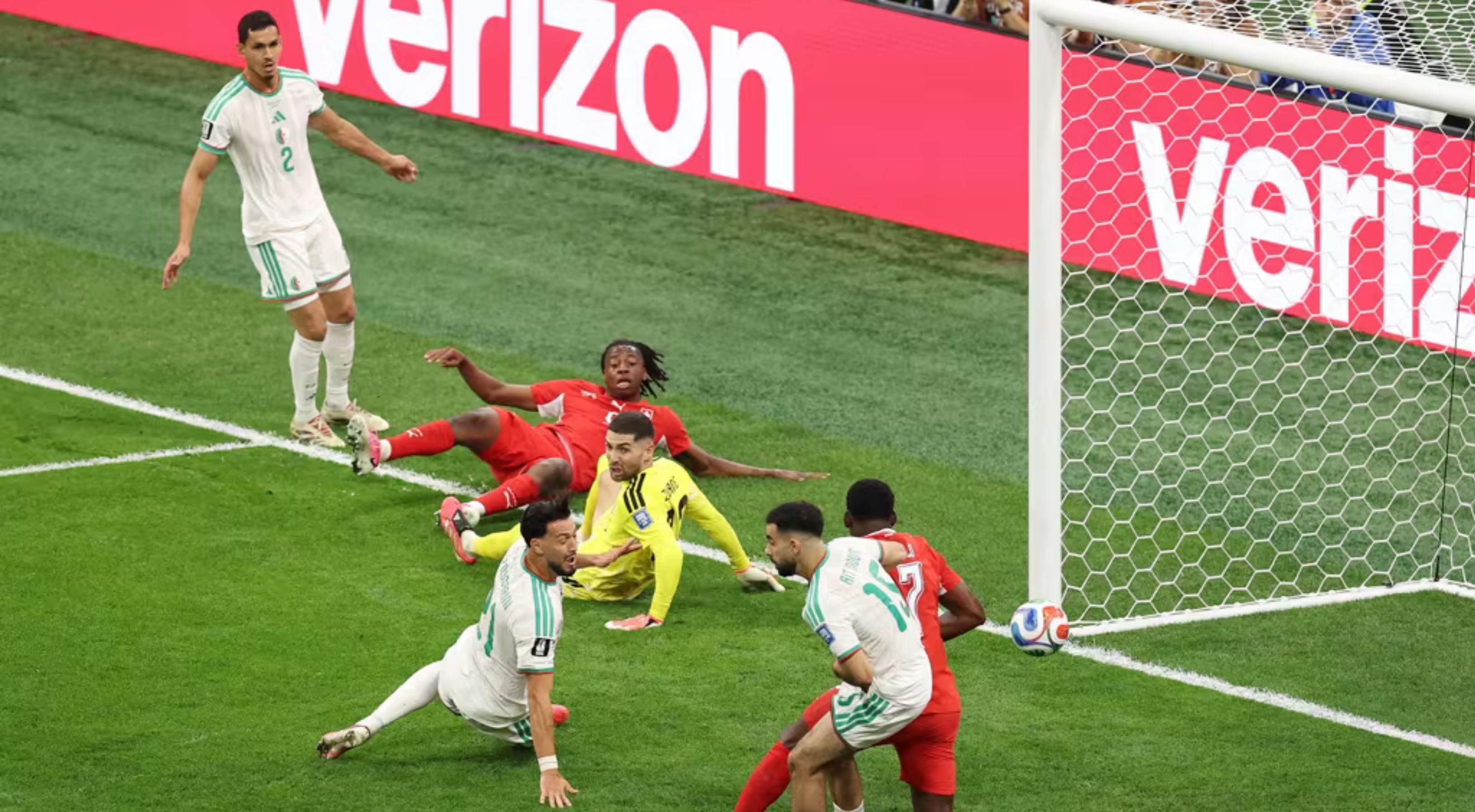 Gol-gol cepat di setiap babak dari Breel Embolo dan Dan Ndoye mengantarkan tim asuhan Murat Yakin ke Babak 16 Besar Piala Dunia untuk keempat kalinya secara berturut-turut. (IDNVoice/FIFA)
