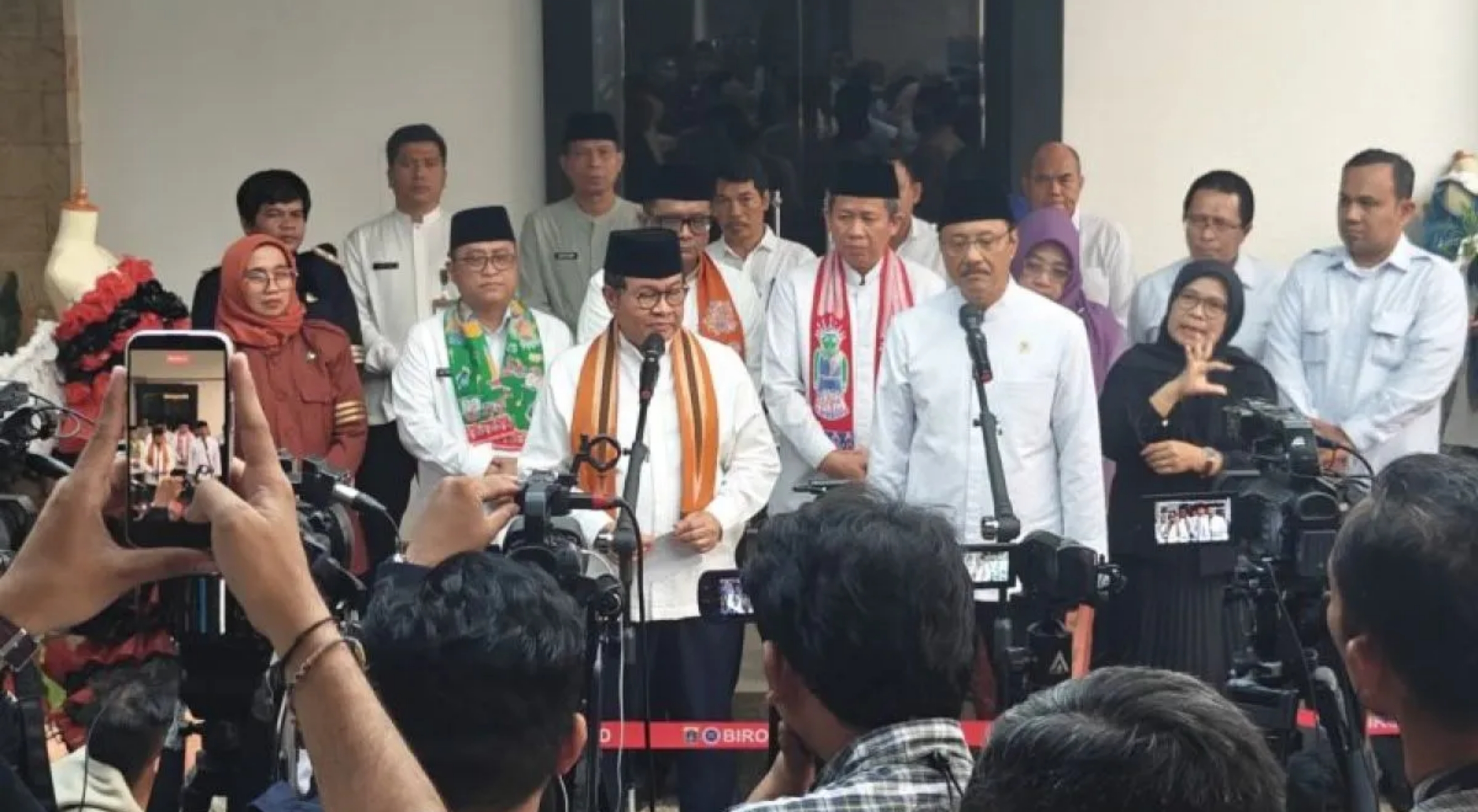 Menteri Sosial Saifullah Yusuf bersama Gubernur DKI Jakarta Pramono Anung memberikan keterangan pers usai acara open house orang tua calon siswa Sekolah Rakyat Menengah Atas (SRMA) 10 di Jakarta pada Jumat, 3 Juli 2026. (Antara)