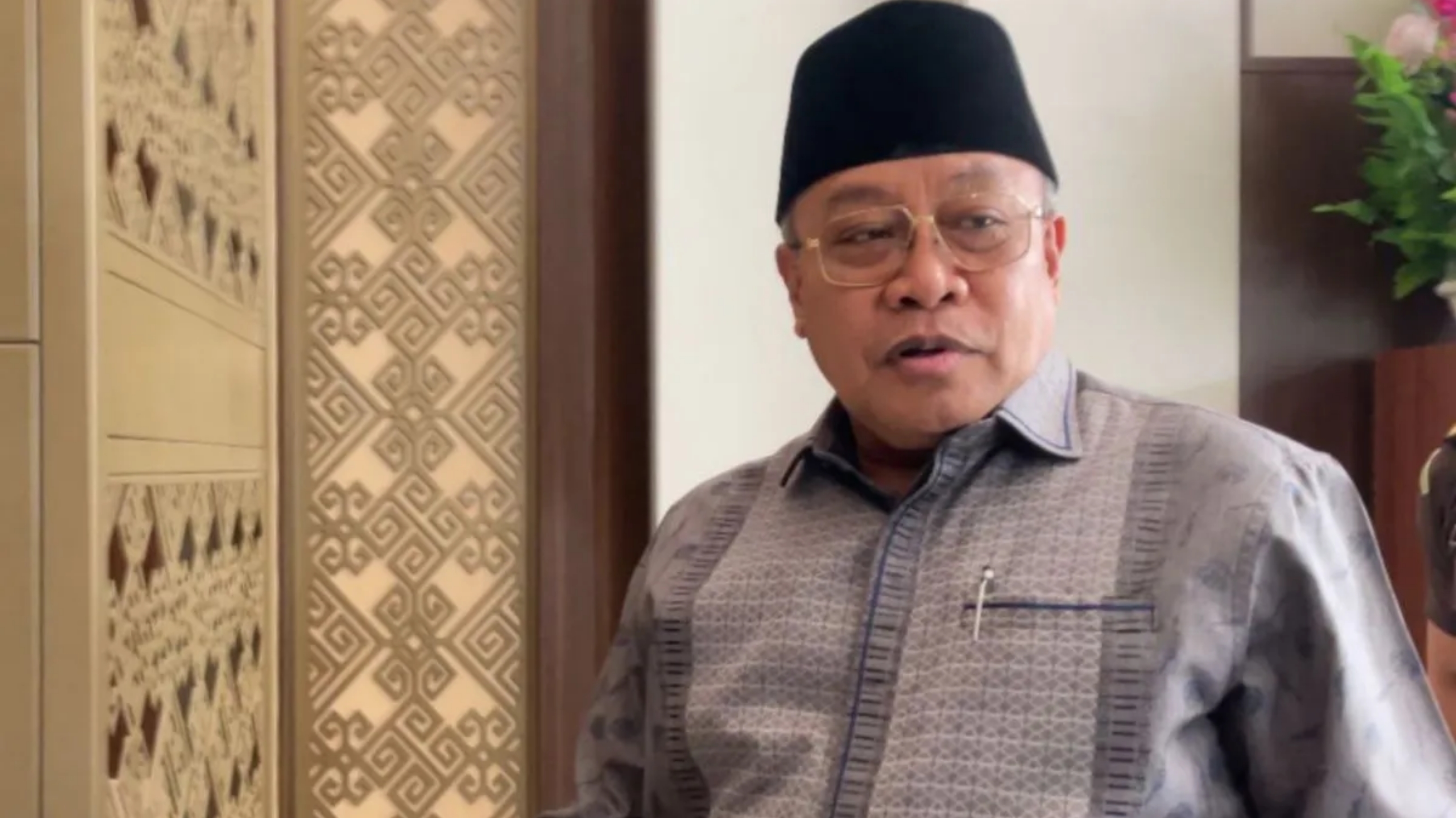 Mantan Sekdaprov NTB Lalu Gita Ariadi beranjak menuju ruang bidang pidana khusus guna menjalani pemeriksaan kasus dugaan korupsi dana sponsorship MXGP di gedung Kejati NTB, Mataram pada Kamis, 2 Juli 2026. (ANTARA/Dhimas B.P)