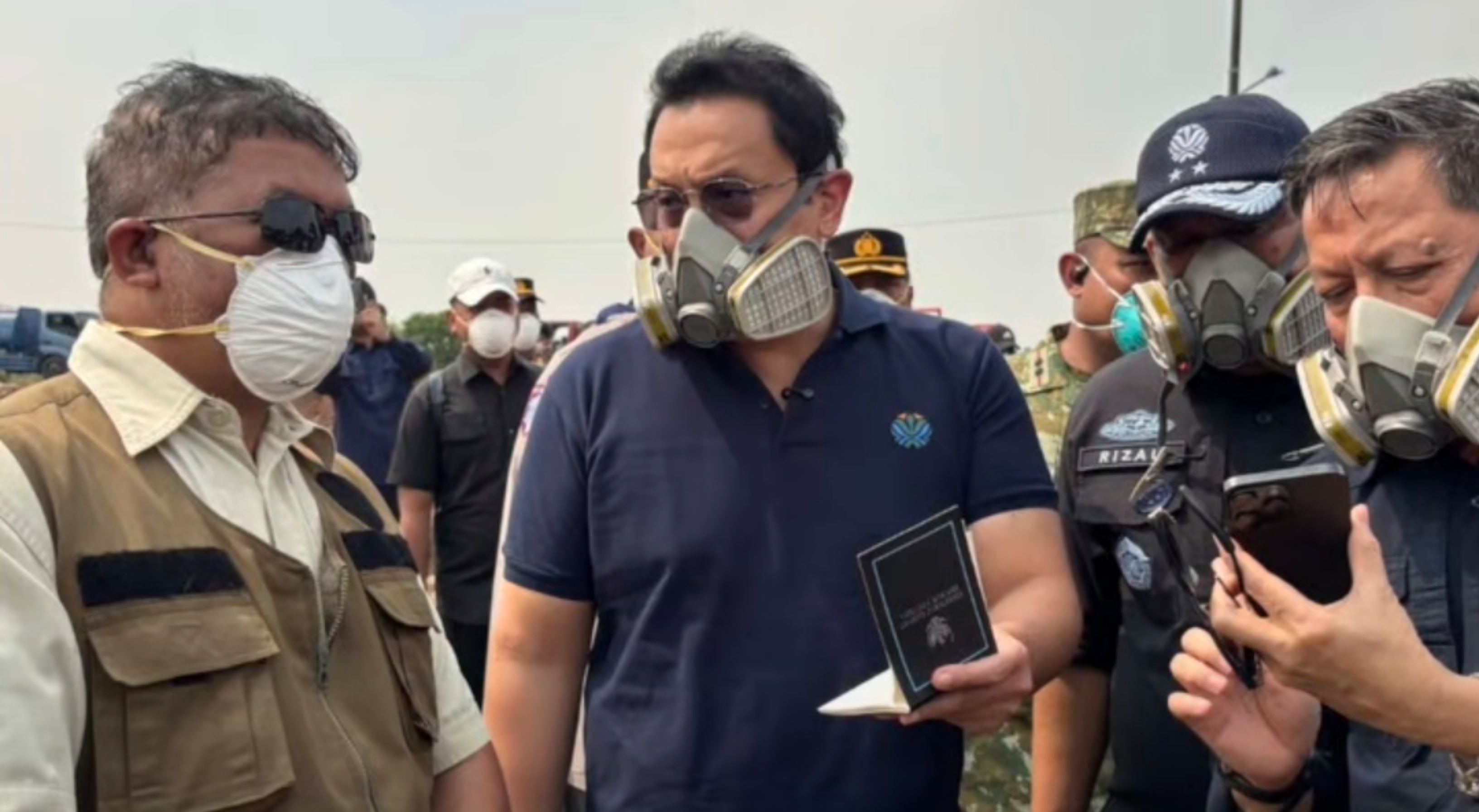 Tangkapan layar: Wakil Menteri Lingkungan Hidup (Wakil Kepala Badan Pengendalian Lingkungan Hidup) Diaz Faisal Malik Hendropriyono bersama jajaran Kementerian LH, BNPB, Pemkab Tangerang meninjau langsung penanganan kebakaran TPA Jatiwaringin, Mauk, pada Sabtu, 4 Juli 2026. (IDNVoice/Ista Story)