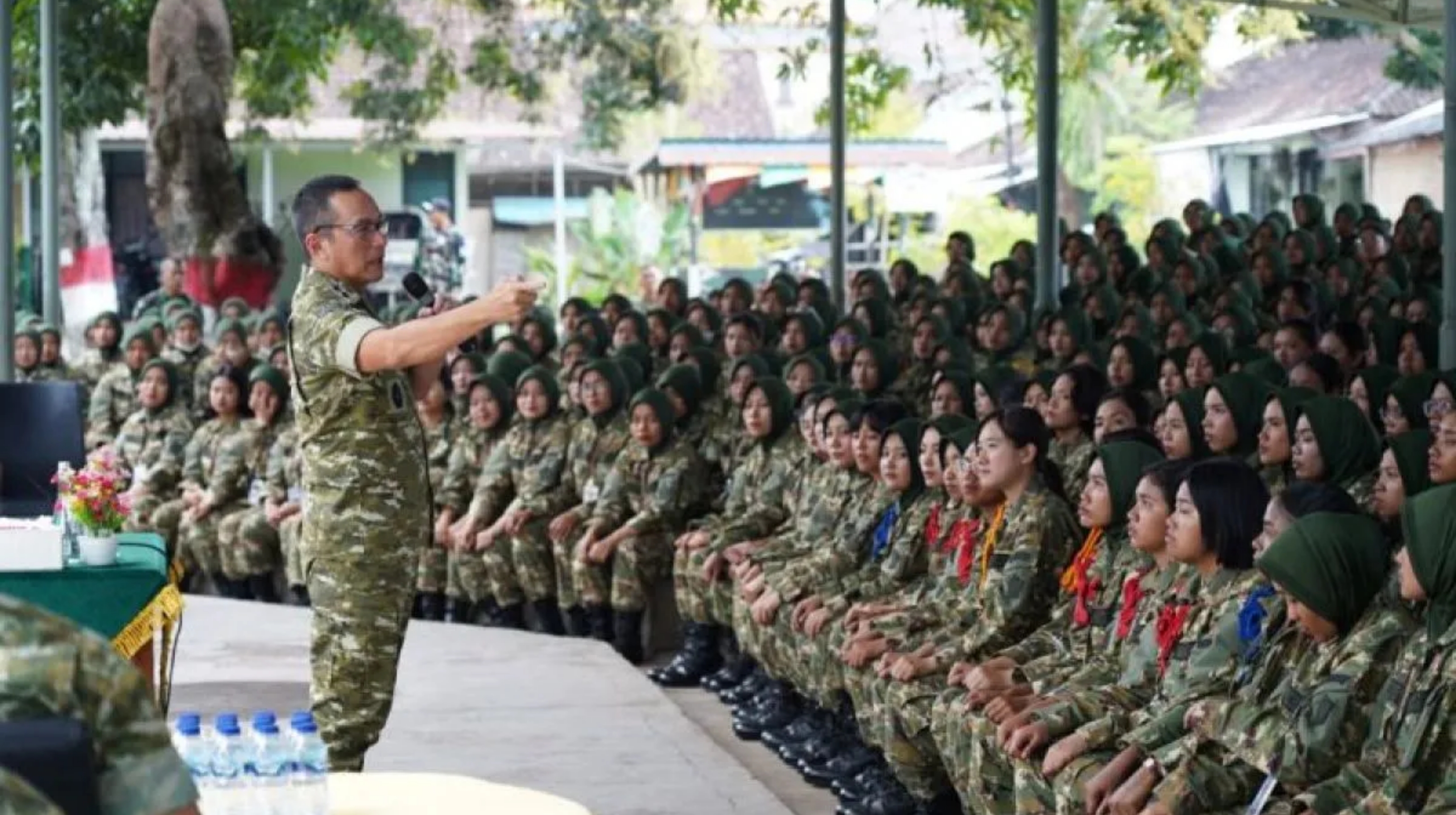 Panglima Komando Daerah Militer (Pangdam) IX/Udayana Mayjen TNI Piek Budyakto memberikan pengarahan kepada 745 Siswa Sarjana Penggerak Pembangunan Indonesia (SPPI) Koperasi Desa/Kelurahan Merah Putih (KDKMP) dan Kampung Nelayan Merah Putih (KNMP) di Kelas Lapangan Candradimuka, Rindam IX/Udayana, Kabupaten Tabanan, Bali pada Jumat, 3 Juli 2026.(IDNVoice/Penerangan Kodam Udayana)