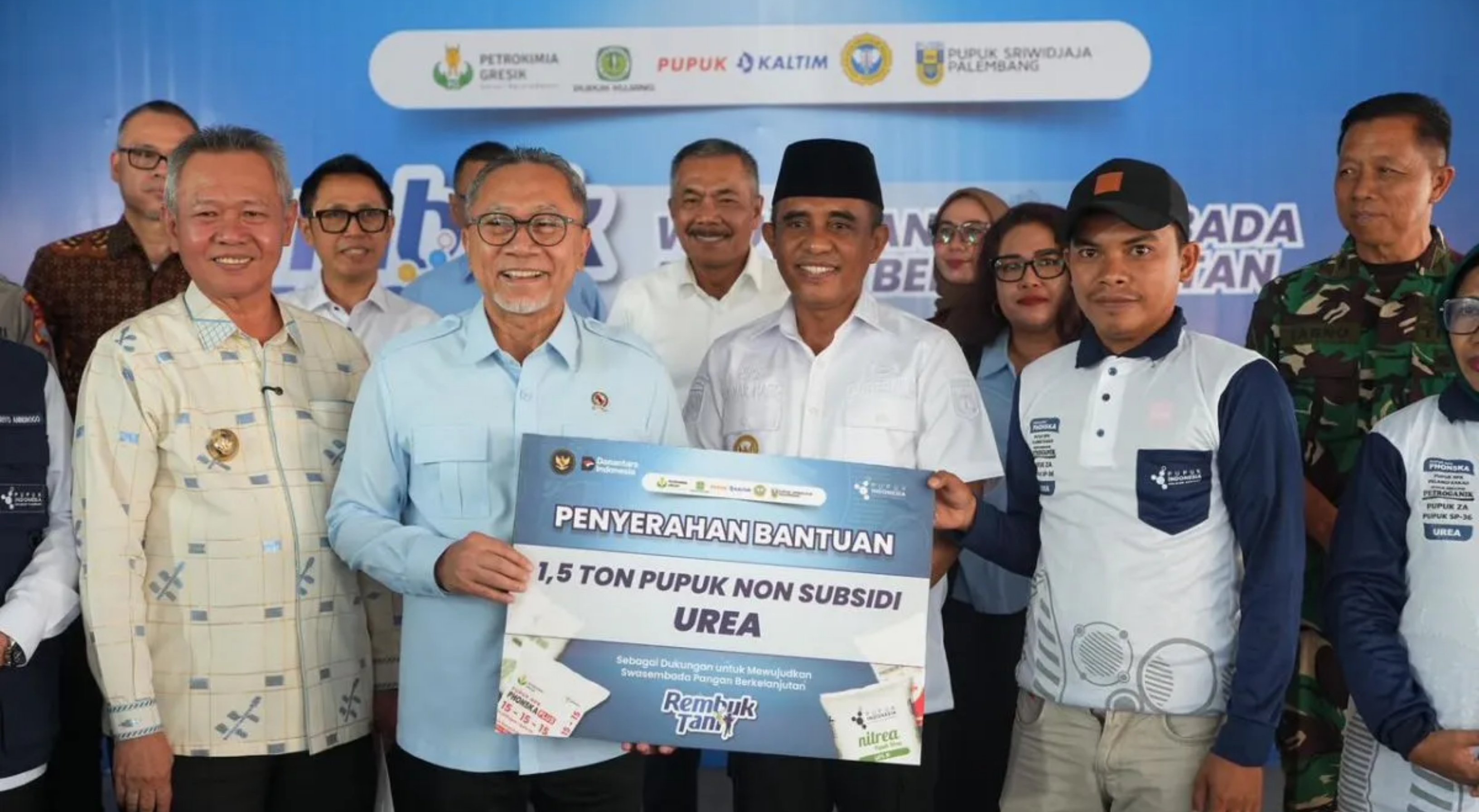 Menteri Koordinator Bidang Pangan Zulkifli Hasan didampingi Gubernur Sulteng Anwar Hafid menyerahkan bantuan pupuk kepada kelompok tani di Kabupaten Sigi, Sulawesi Tengah pada Sabtu, 4 Juli 2026. (IDNVoice/Pemprov Sulteng)