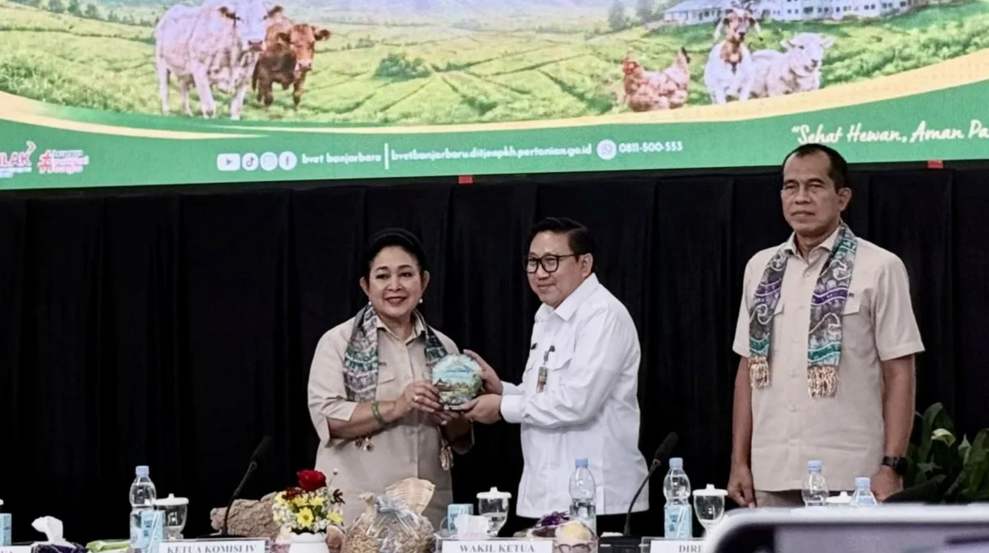 Direktur Jenderal Peternakan dan Kesehatan Hewan (PKH) Kementan RI Agung Suganda memberikan cendera mata kepada Ketua Komisi IV DPR RI Titiek Soeharto. (IDNVoice/Anatara-Tumpal Andani Aritonang) 