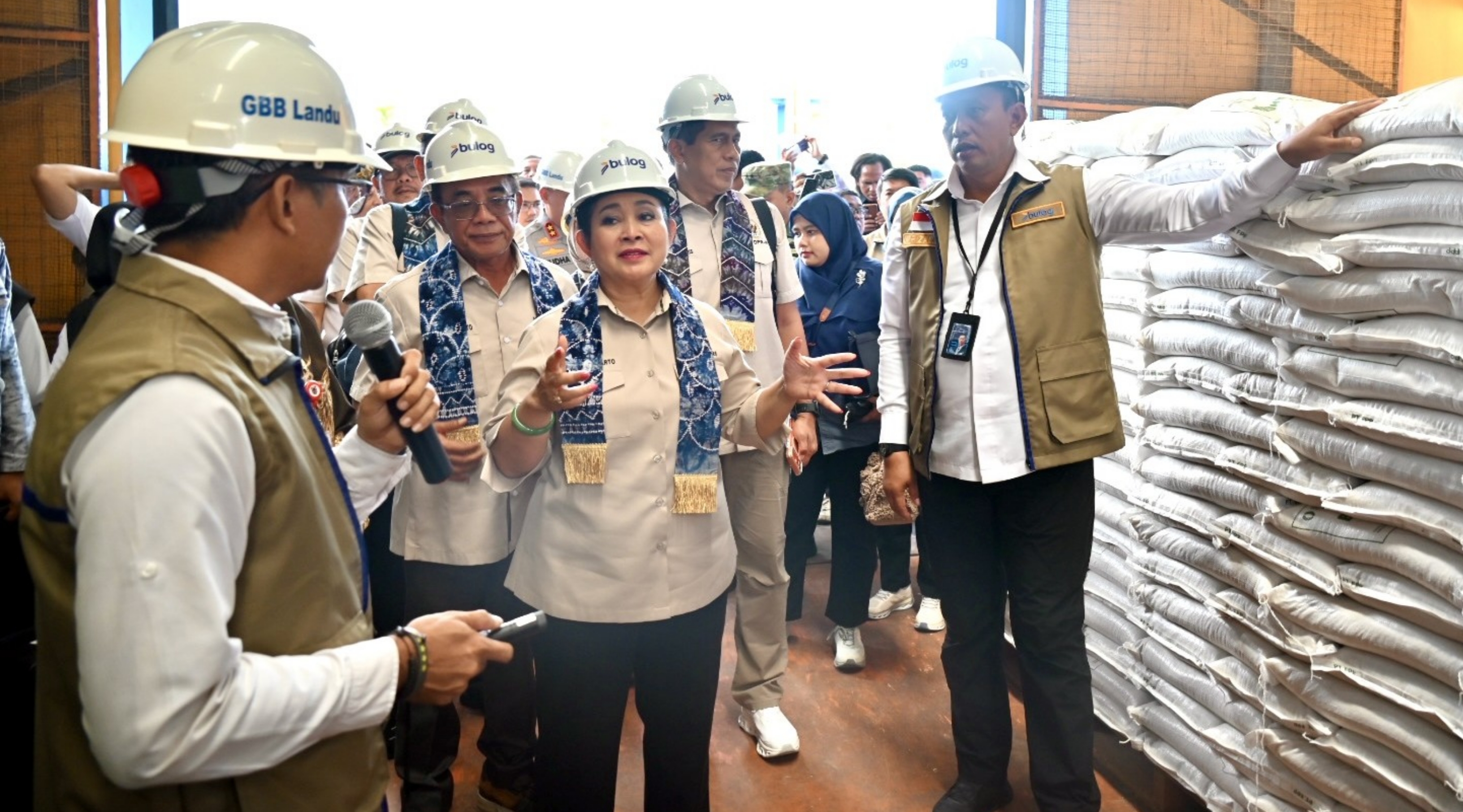 Ketua Komisi IV DPR RI Siti Hediati Soeharto saat memimpin Kunjungan Kerja Spesifik Komisi IV DPR RI ke Gudang Bulog Landasan Ulin Utara, Banjarbaru, Kalimantan Selatan pda Jumat, 3 Juli 2026. (IDNVoice/DPR RI)