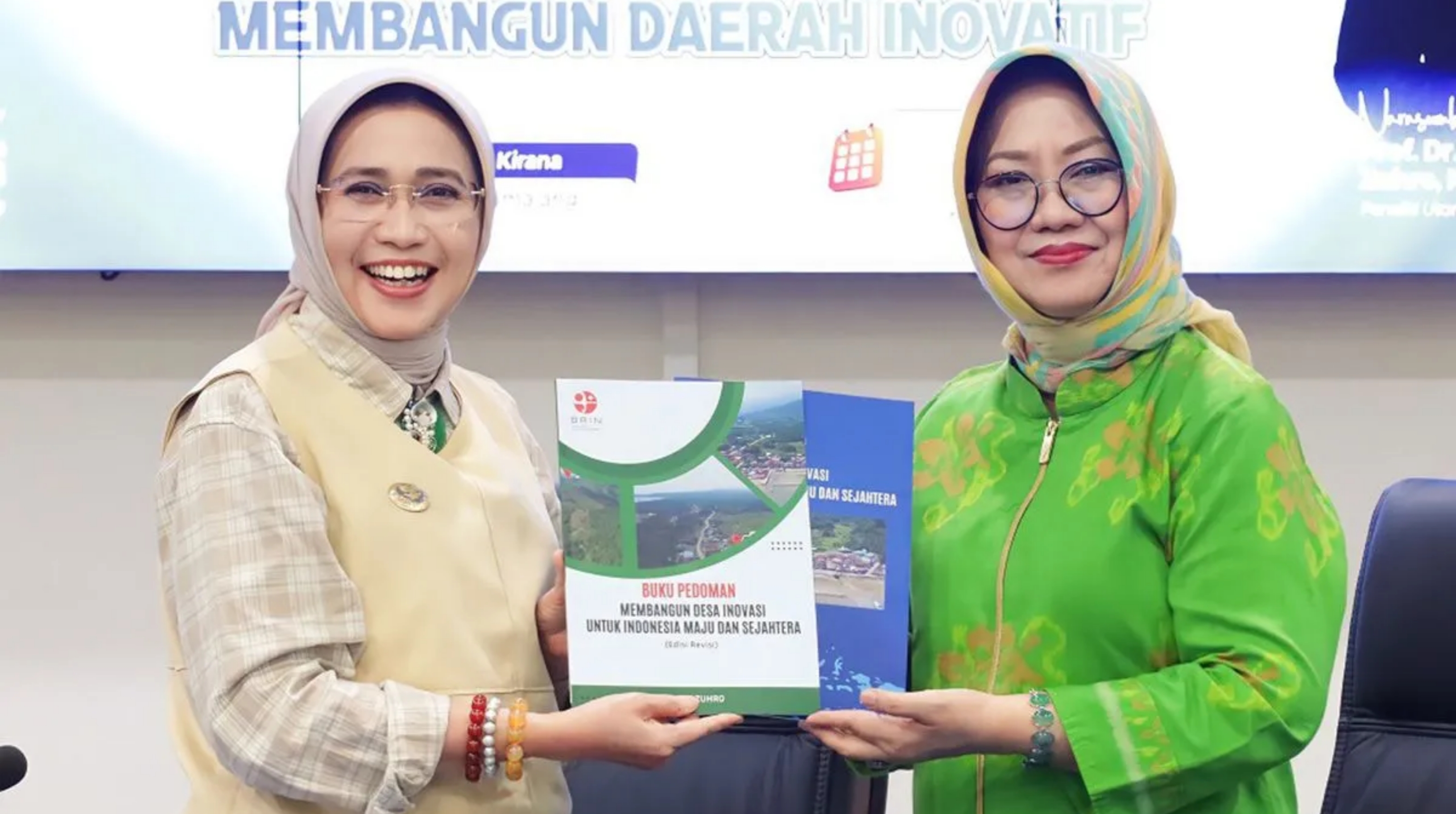 Peneliti BRIN Siti Zuhro memberikan cinderamata buku kepada Bupati Lumajang Indah Amperawati dalam kegiatan Semeru Corpu Lumajang Series 6 di Kantor Bupati Lumajang pada Jumat, 3 Juli 2026. (IDNVoice/Diskominfo Lumajang) 