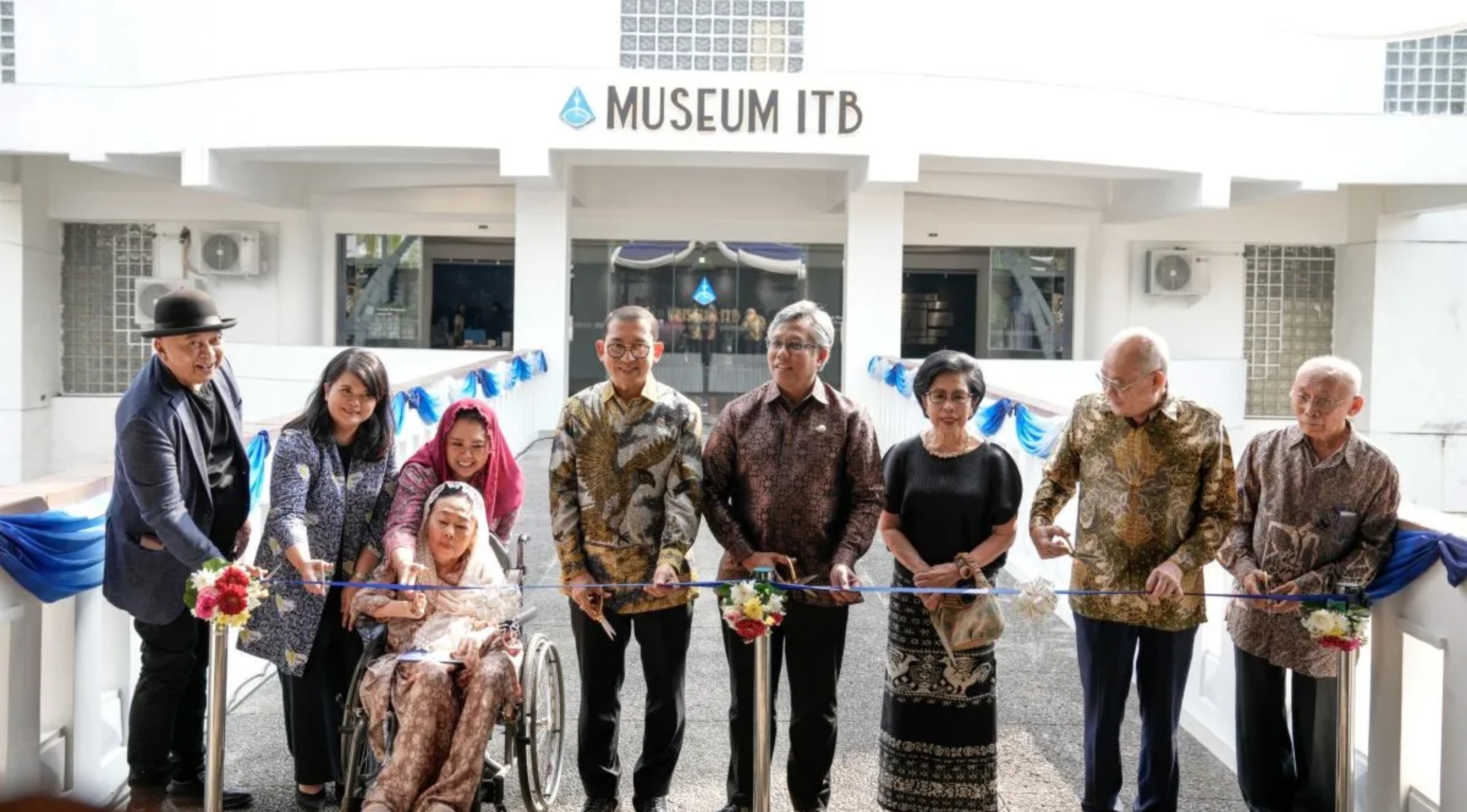 Peresmian Museum Institut Teknologi Bandung (ITB) ditandai dengan pengguntingan pita oleh Menteri Kebudayaan bersama Rektor ITB, Prof. Dr. Ir. Tatacipta Dirgantara, Ibu Sinta Nuriyah Wahid, Dato` Low Tuck Kwong, Filda Yusgiantoro, dan maestro seni patung Nyoman Nuarta, di Kampus ITB, Bandung pada Jumat, 3 Juli 2026. (IDNVoice/Antara-Sri Dewi Larasati)