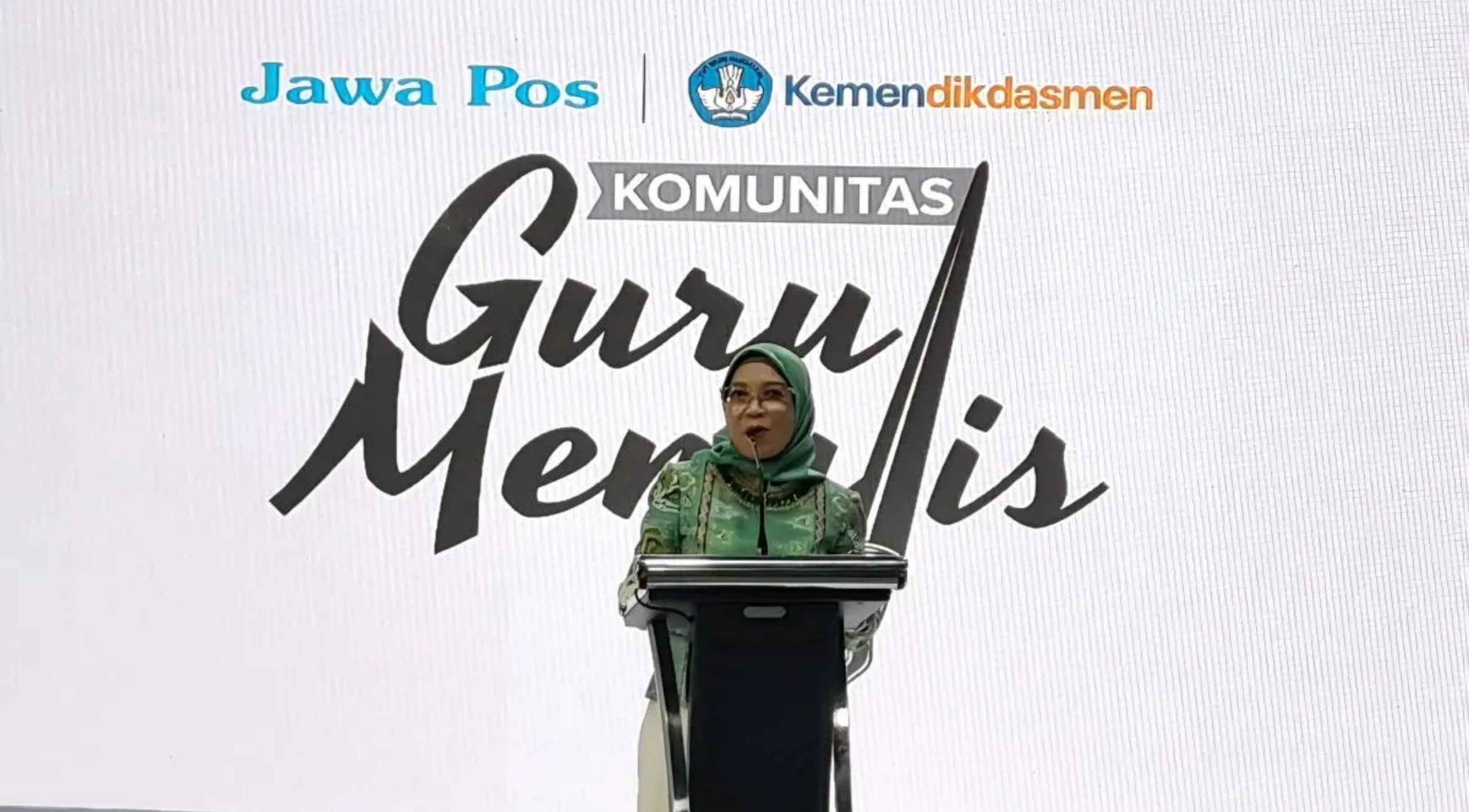 Direktur Jenderal Guru dan Tenaga Kependidikan (GTK) Kemendikdasmen Nunuk Suryani menyampaikan pesan kunci dalam kegiatan Peluncuran Komunitas Guru Menulis di Kota Surabaya pada Jumat, 3 Juli 2026. (IDNVoice/Humas Kemendiknasmen)