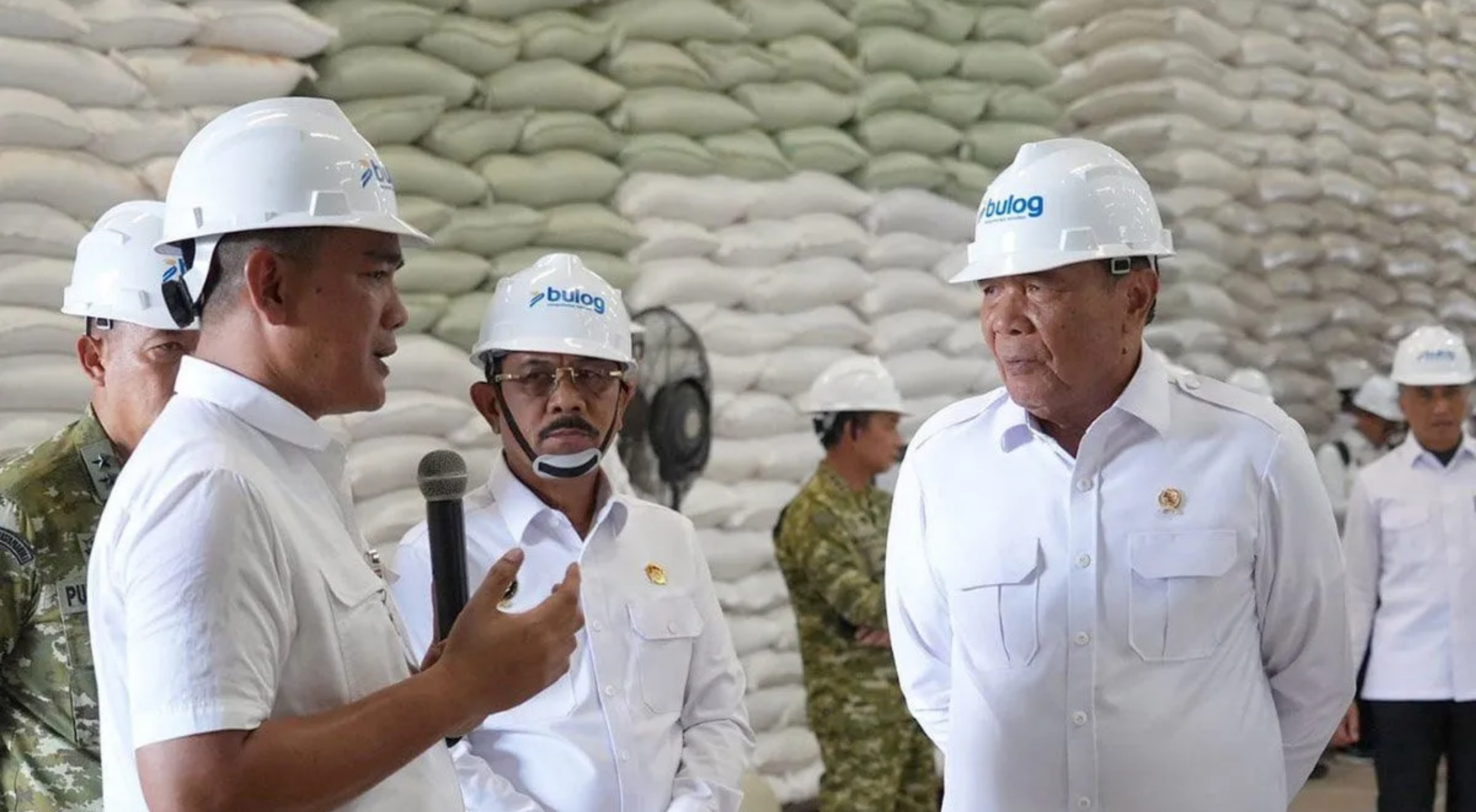 Menko Polkam Djamari Chaniago saat meninjau Gudang Bulog Pulo Brayan Darat I, Kota Medan, Sumatera Utara pada Jumat, 3 Juli 2026. (IDNVoice/Kemenkopolkam)