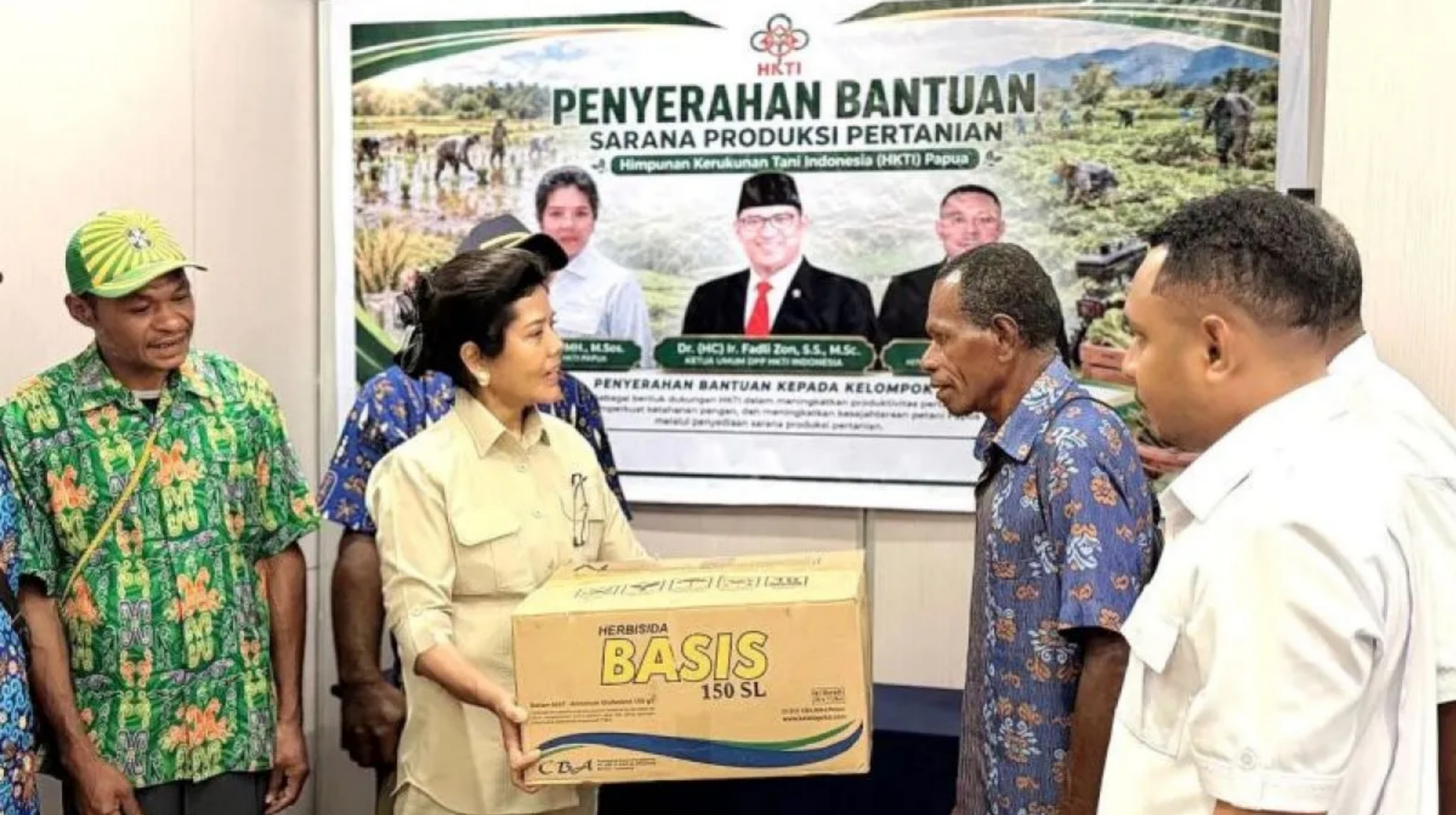 Ketua HKTI Papua Yanni (kedua kiri) menyerahkan bantuan sarana produksi pertanian kepada kelompok tani di Kabupaten Biak Numfor. (IDNVoice/HKTI Papua-Dok. Pribadi)