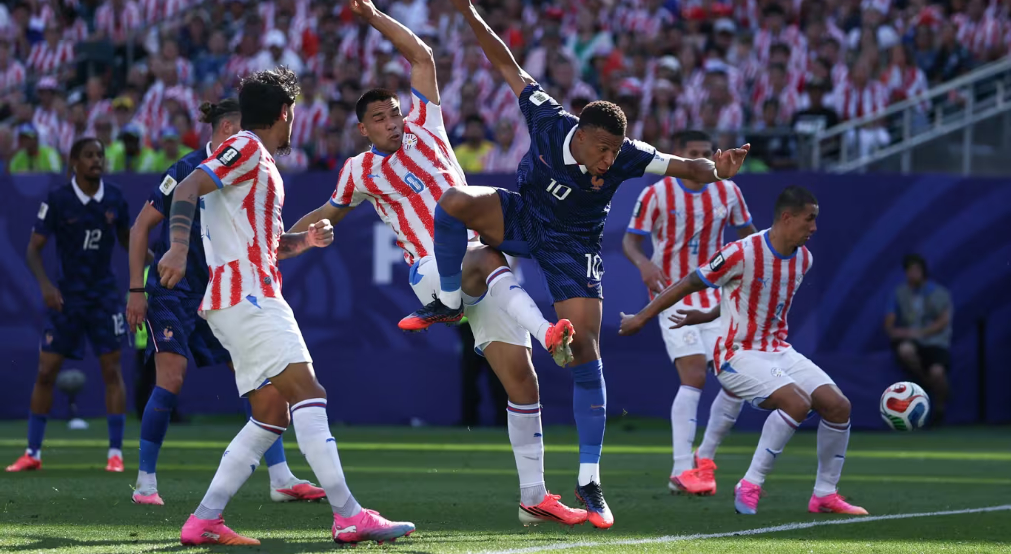 Ketajaman Kylian Mbappe terus berlanjut saat Prancis meraih kemenangan tipis atas Paraguay dalam laga Babak 16 Besar yang berlangsung sengit. (IDNVoice/FIFA)