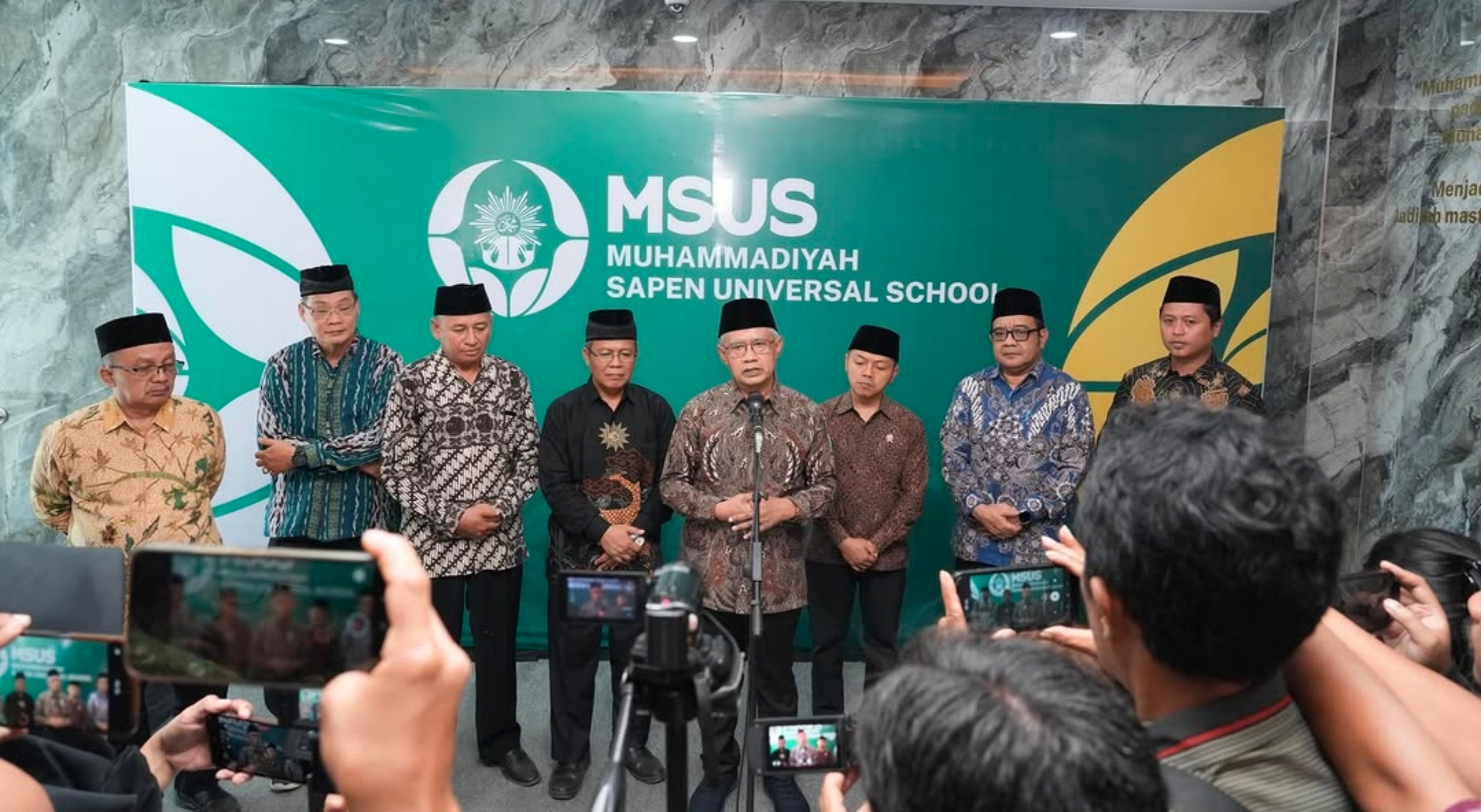 Ketua Umum Pimpinan Pusat (PP) Muhammadiyah Haedar Nashir saat meresmikan Gedung Muhammadiyah Sapen Universal School (MSUS) di Kalurahan Tamantirto, Kapanewon Kasihan, Kabupaten Bantul pada Sabtu, 4 Juli 2026. (IDNVoice/Instagram-haedarnashirofficial)