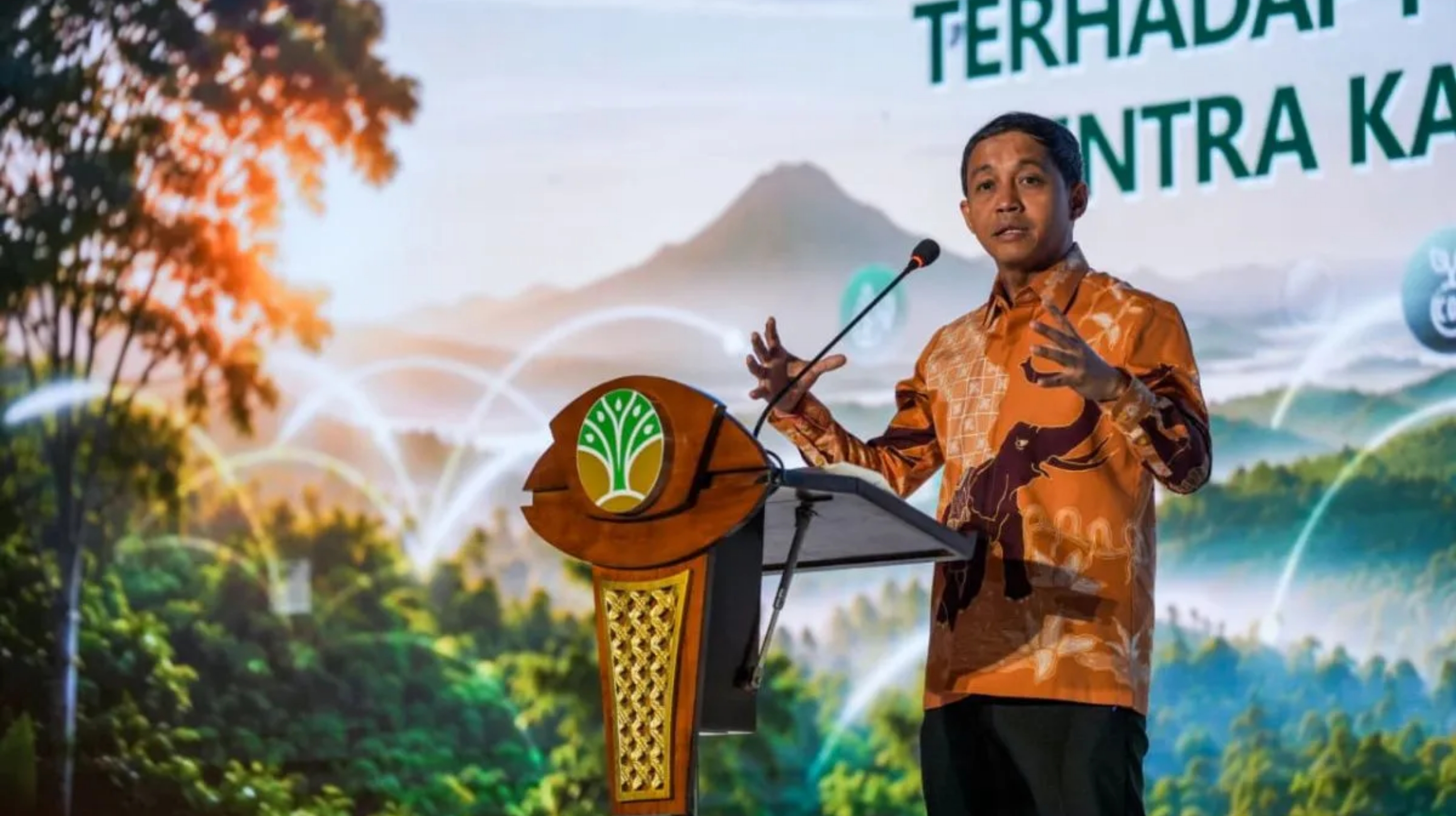 Menteri Kehutanan (Menhut) Raja Juli Antoni berbicara dalam acara persetujuan Menteri Kehutanan tentang penerbitan unit karbon melalui skema Non Sertifikat Pengurangan Emisi Gas Rumah Kaca (Non SPE-GRK) di Jakarta pada Senin, 6 Juli 2026. (IDNVoice/Kemenhut)