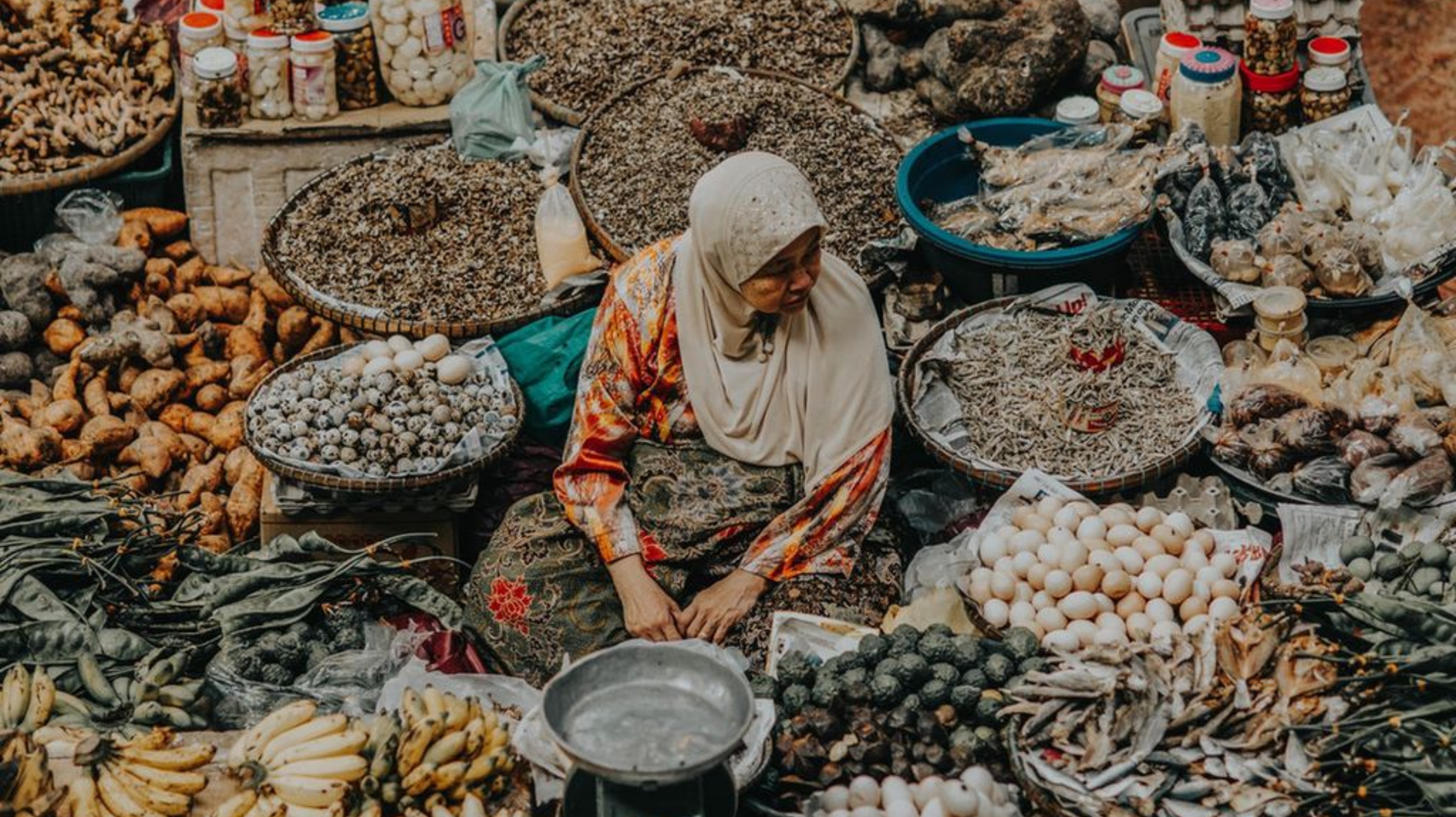 Ilustrasi: Seorang pedagang menjajakan dagangannya di pasar. (IDNVoice/Kemdagri)