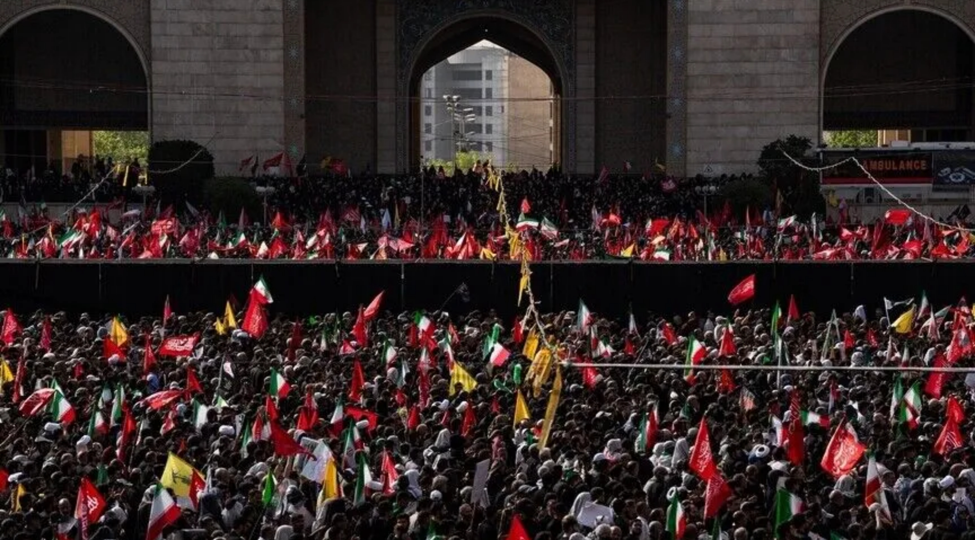 Ribuan warga Iran memadati Masjid Agung Imam Khomeini Mosalla di Teheran untuk mengikuti dimulainya prosesi pemakaman selama sepekan bagi Ayatollah Ali Khamenei. (IDNVoice/Anadolu)
