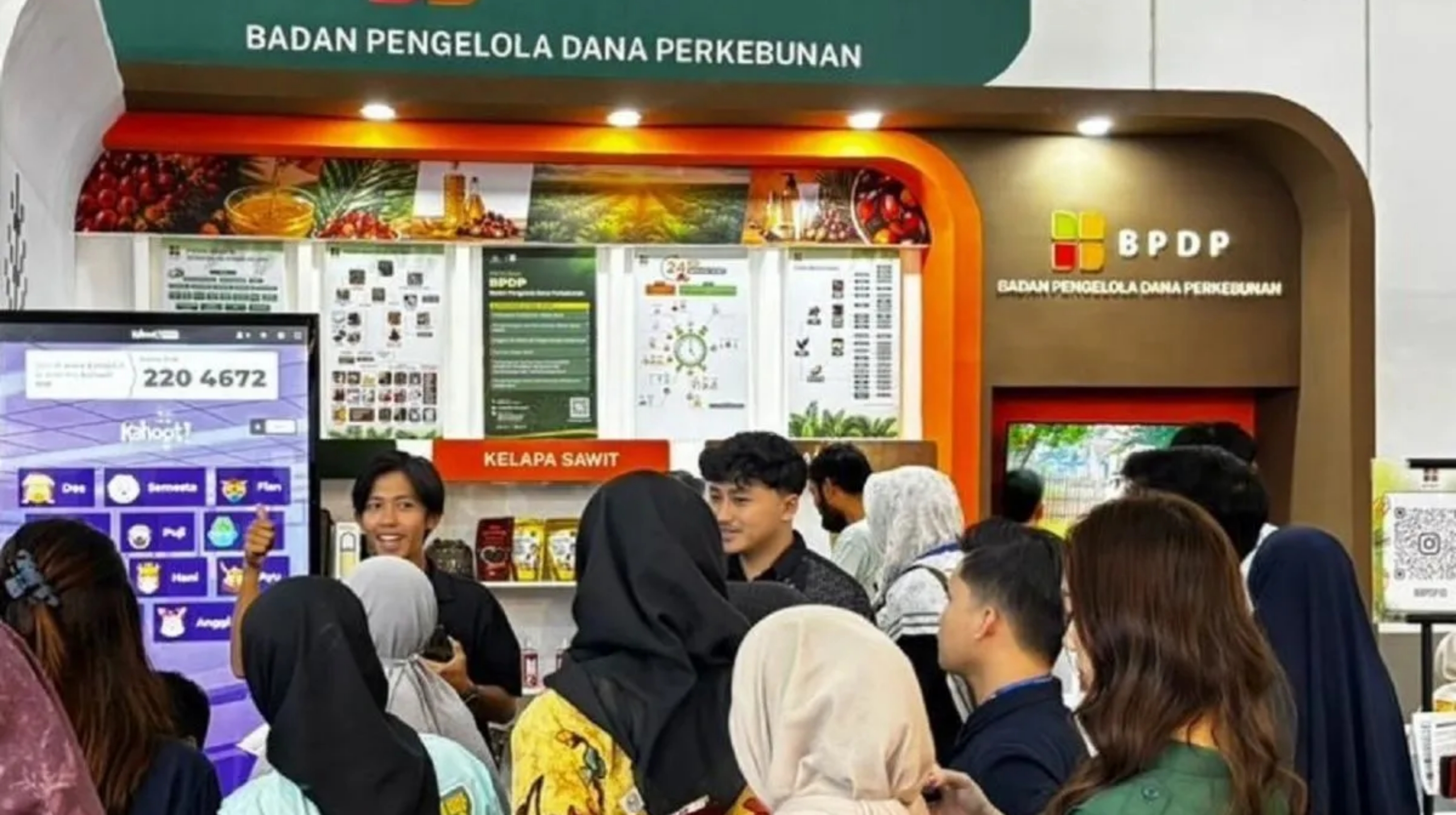 Petugas memberi pemaparan pada pengunjung di stan Badan Pengelola Dana Perkebunan (BPDP) pada ajang pameran Info Franchise & Business Concept (IFBC) di Jogja Expo Center, Yogyakarta selama 3-5 Juli 2026. (IDNVoice/BPDP)