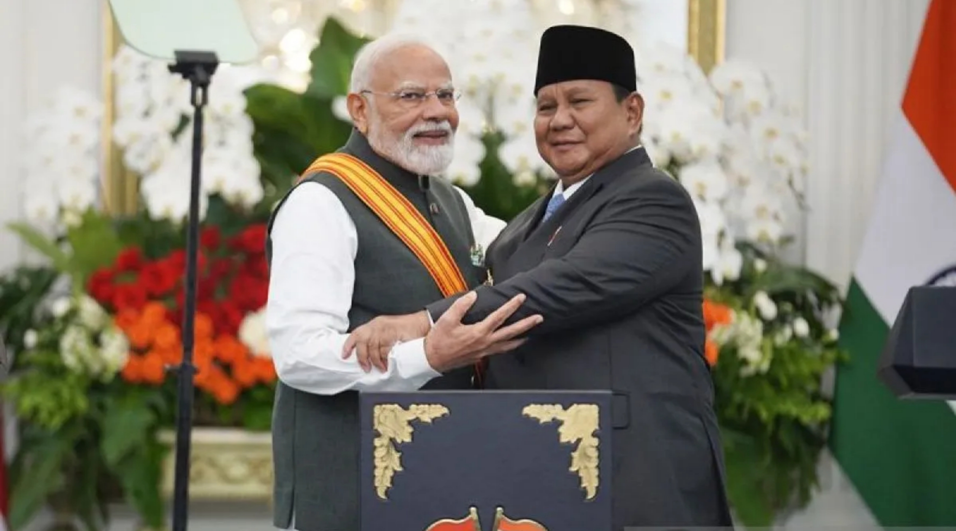 Presiden Prabowo Subianto dan Perdana Menteri India Narendra Modi saling berpelukan usai memberikan pernyataan bersama di Istana Merdeka, Jakarta pada Selasa, 7 Juli 2026. (IDNVoice/BPMI Setpres)