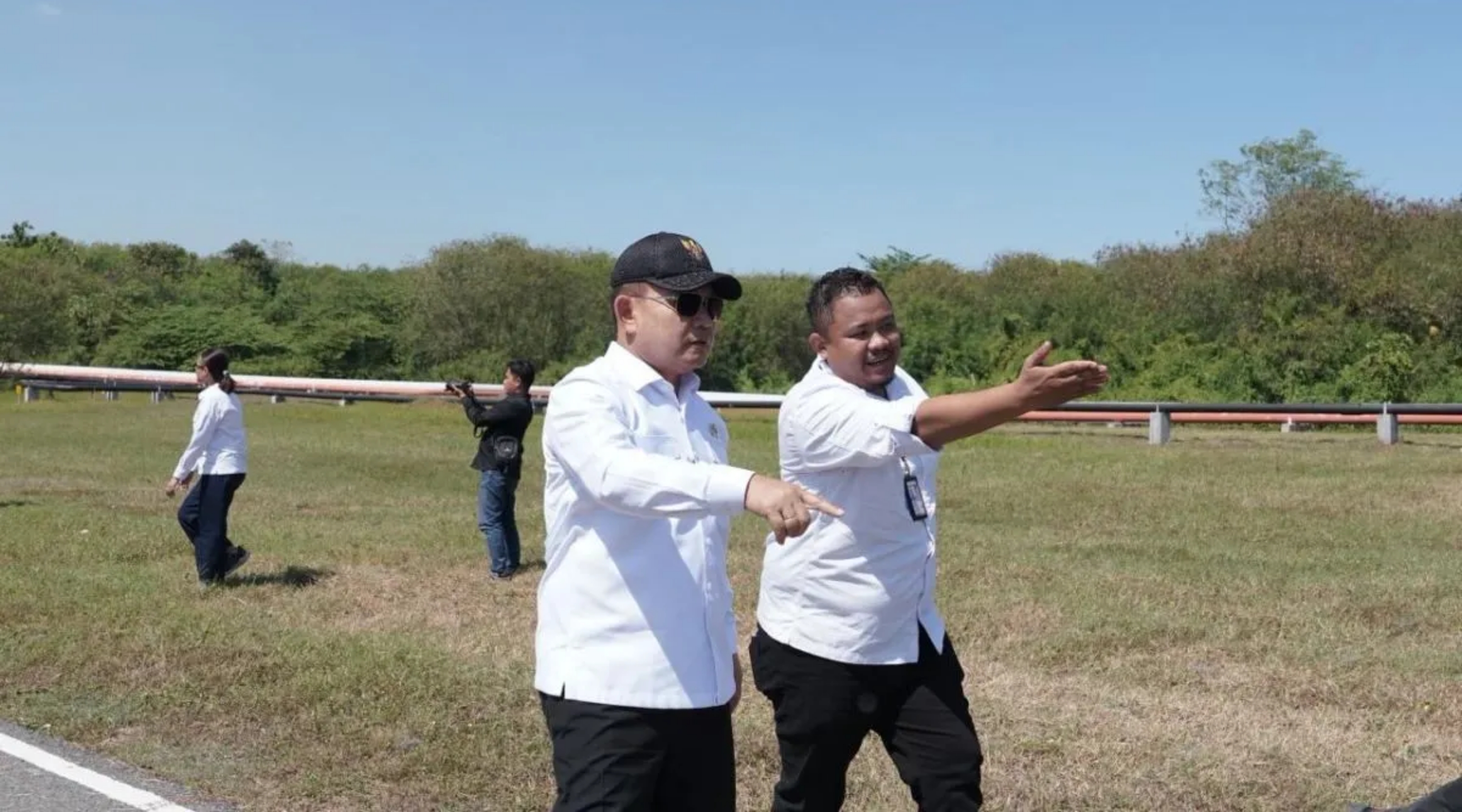 Kepala Staf Kepresidenan, Jenderal TNI (Purn.) Dudung Abdurachman (kiri) saat meninjau fasilitas ExxonMobil Cepu Limited (EMCL), Kabupaten Bojonegoro, Jawa Timur pada Selasa, 7 Juli 2026. (IDNVoice/KSP)