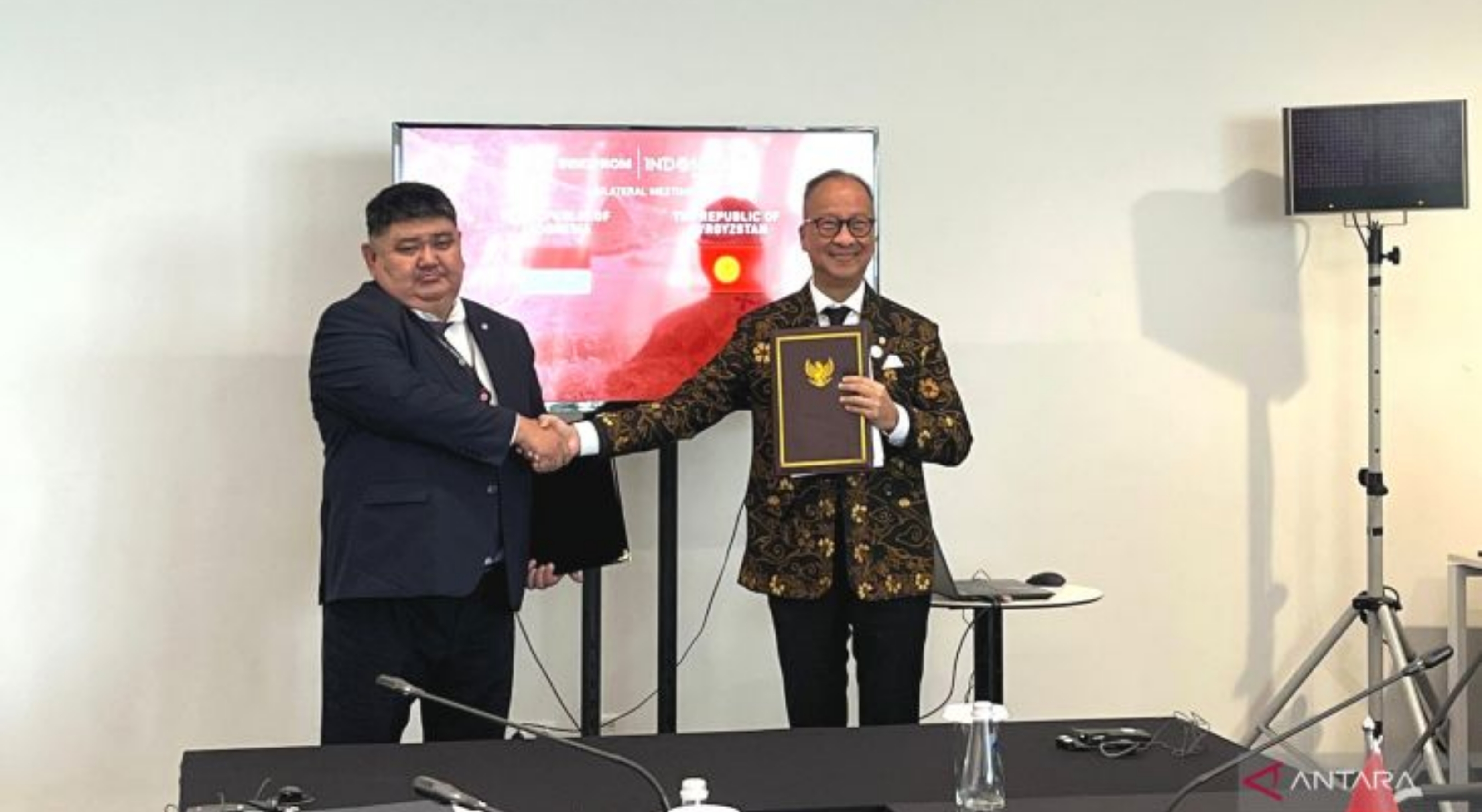 Menteri Perindustrian (Menperin) RI Agus Gumiwang Kartasasmita bersama Wakil Menteri Ekonomi dan Perdagangan Kirgistan Asylkulov Iskender Esengeldievich usai melakukan penandatanganan MoU pengembangan industri halal dalam rangkaian INNOPROM 2026, Ekaterinburg, Rusia pada Senin, 6 Juli 2026. (IDNVoice/Kemenperin)