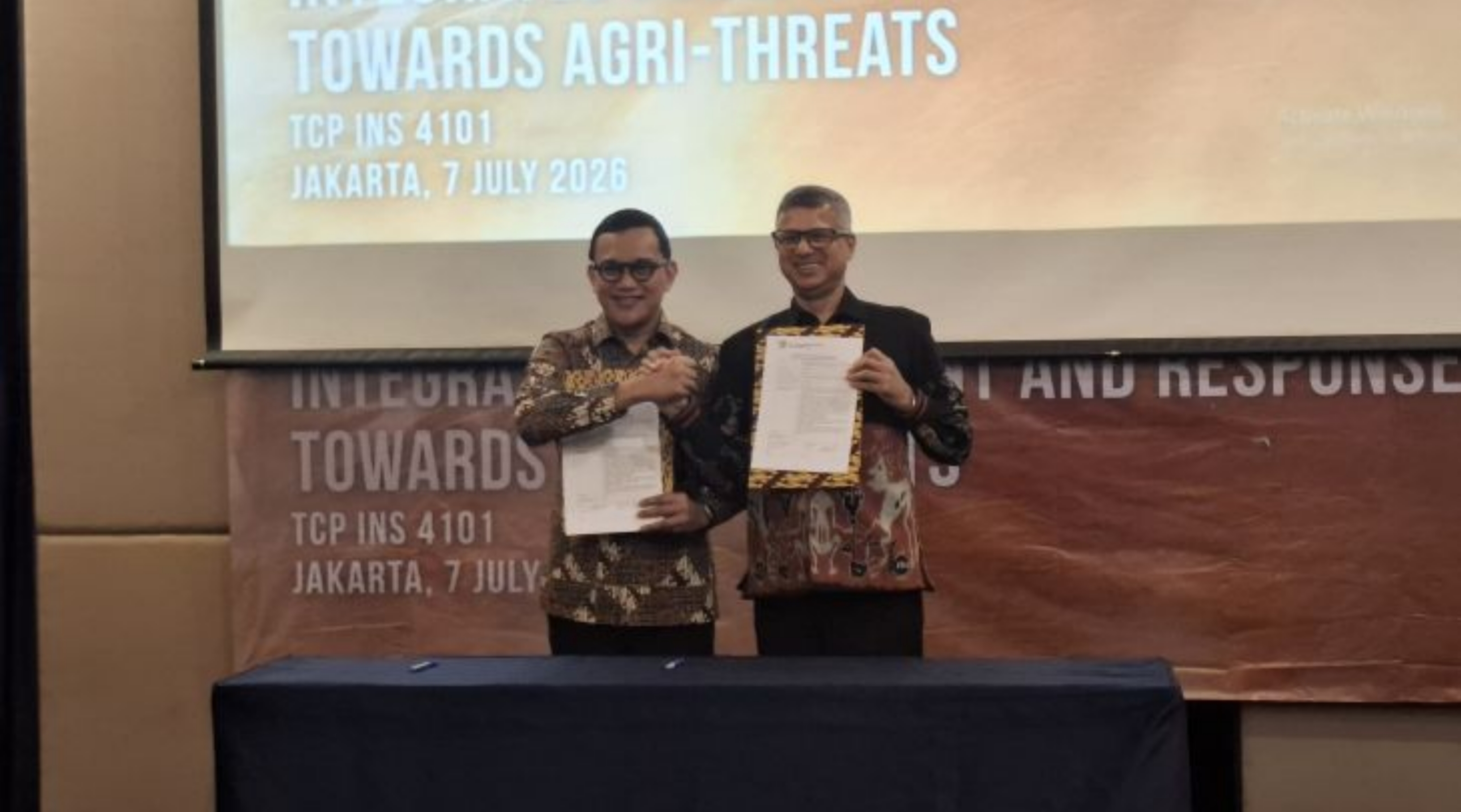 Kepala Badan Karantina Indonesia Abdul Kadir Karding dan Perwakilan Organisasi Pangan dan Pertanian Perserikatan Bangsa-Bangsa (FAO) untuk Indonesia dan Timor Leste Rajendra Aryal menunjukkan dokumen kerja sama usai pembukaan Inception Workshop Technical Cooperation Programme (TCP/INS/4101) di Jakarta pada Selasa, 7 Jli 2026. (IDNVoice/Antara-Aria Ananda)