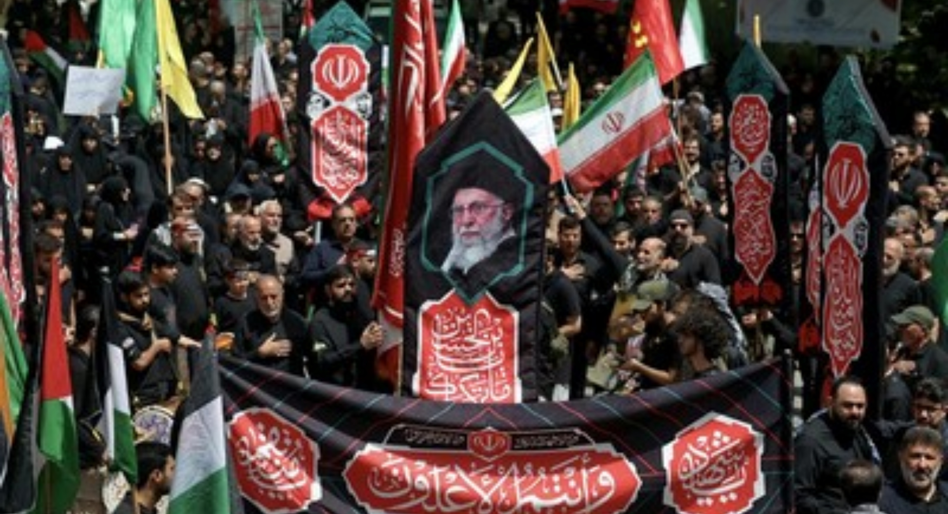 Jutaan warga Iran memadati jalan-jalan di Teheran untuk mengikuti prosesi pemakaman Ayatollah Ali Khamenei. (IDNVoice/AFP)