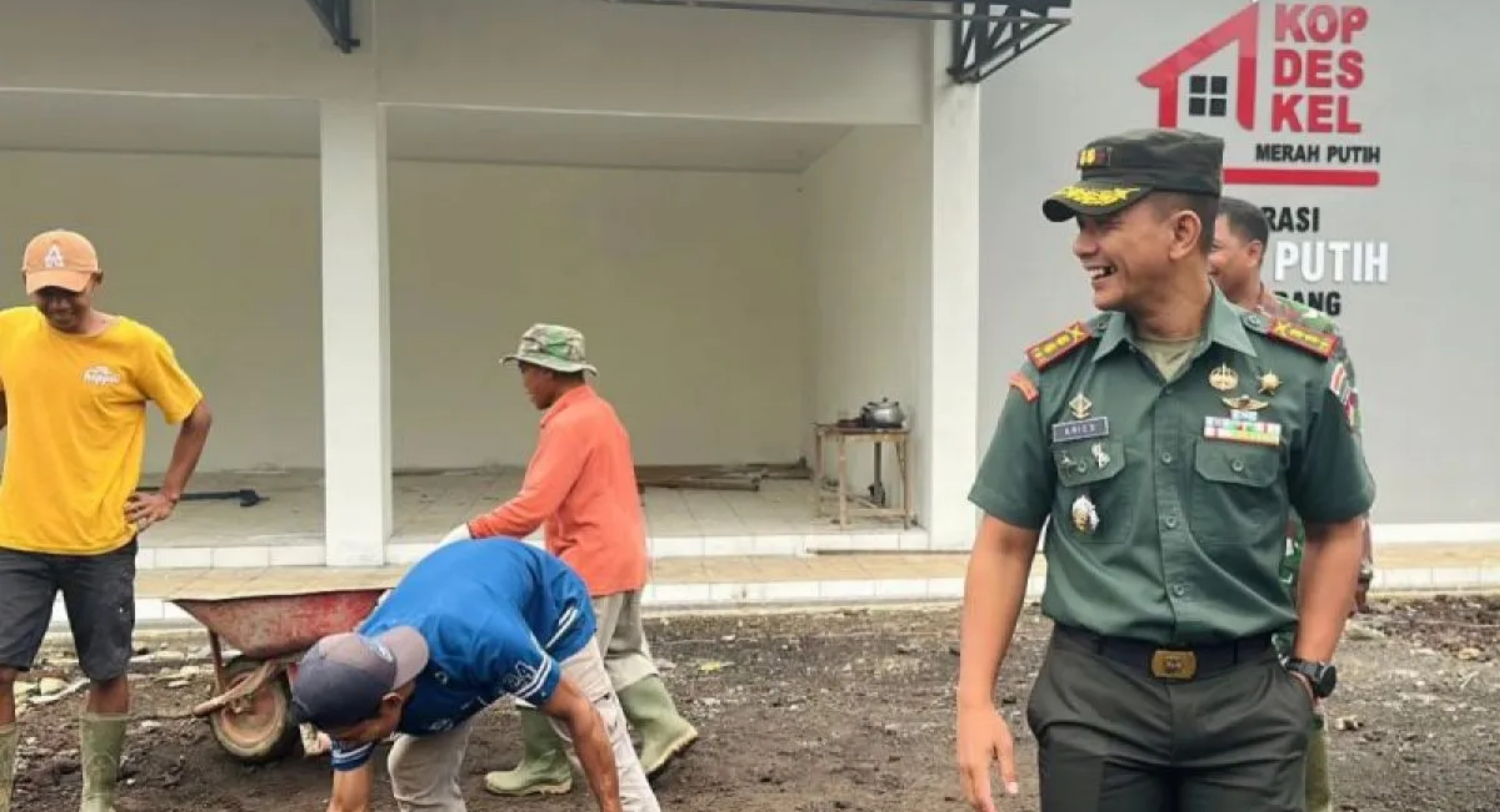 Dandim 0702/Purbalingga Letkol Inf Aries Ika Satria memantau progres pembangunan gedung Koperasi Desa Merah Putih (KDMP) di Desa Serang, Kecamatan Karangreja, Kabupaten Purbalingga, Jawa Tengah pada Rabu, 25 Februari 2026. (IDNVoice/Kodim 0702/Purbalingga) 
