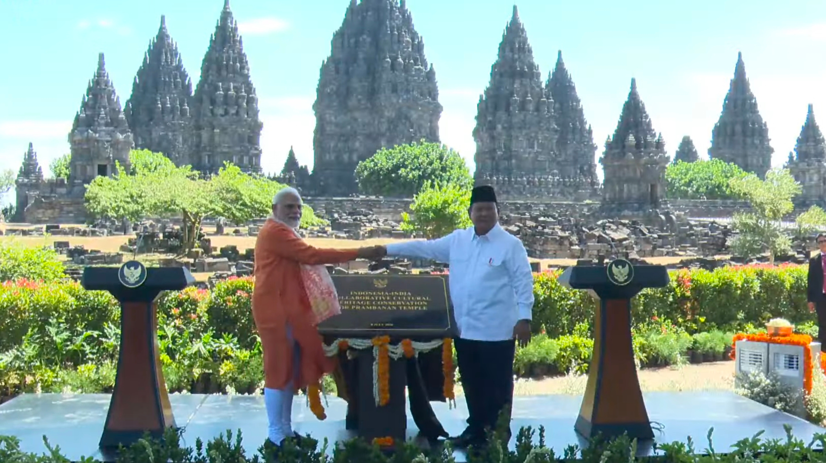 Tangkapan layar: Presiden RI Prabowo Subianto dan Perdana Menteri India Narendra Modi meresmikan secara simbolik kolaborasi Indonesia-India untuk konservasi Candi Prambanan, Yogyakarta pada Rabu, 8 Juli 2026. (IDNVoice/YouTube-Sekretariat Presiden)