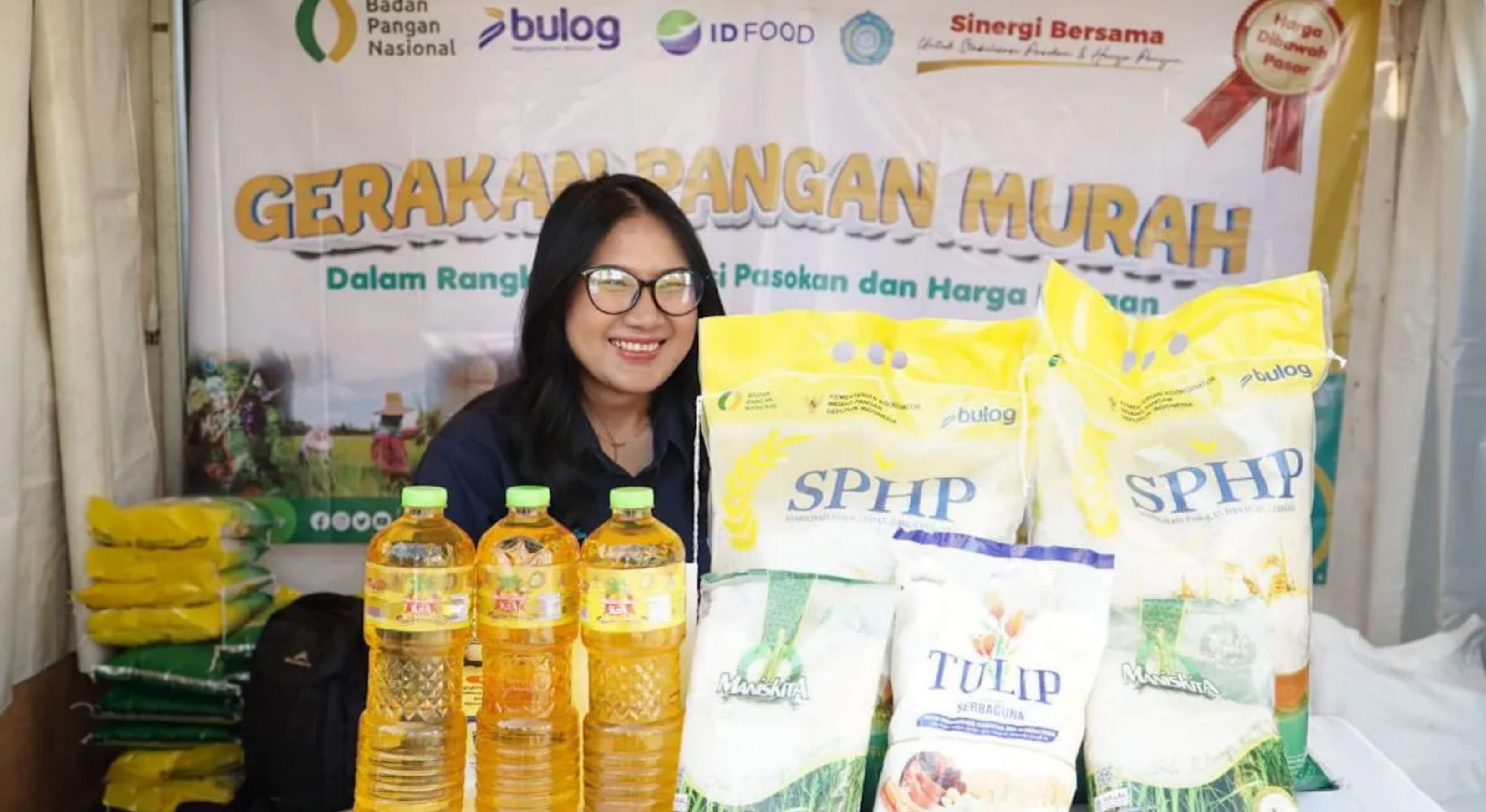 Komoditas beras SPHP dan minyak goreng yang dijual dalam Gerakan Pangan Murah (GPM). (IDNVoice/Dok. Bapanas)