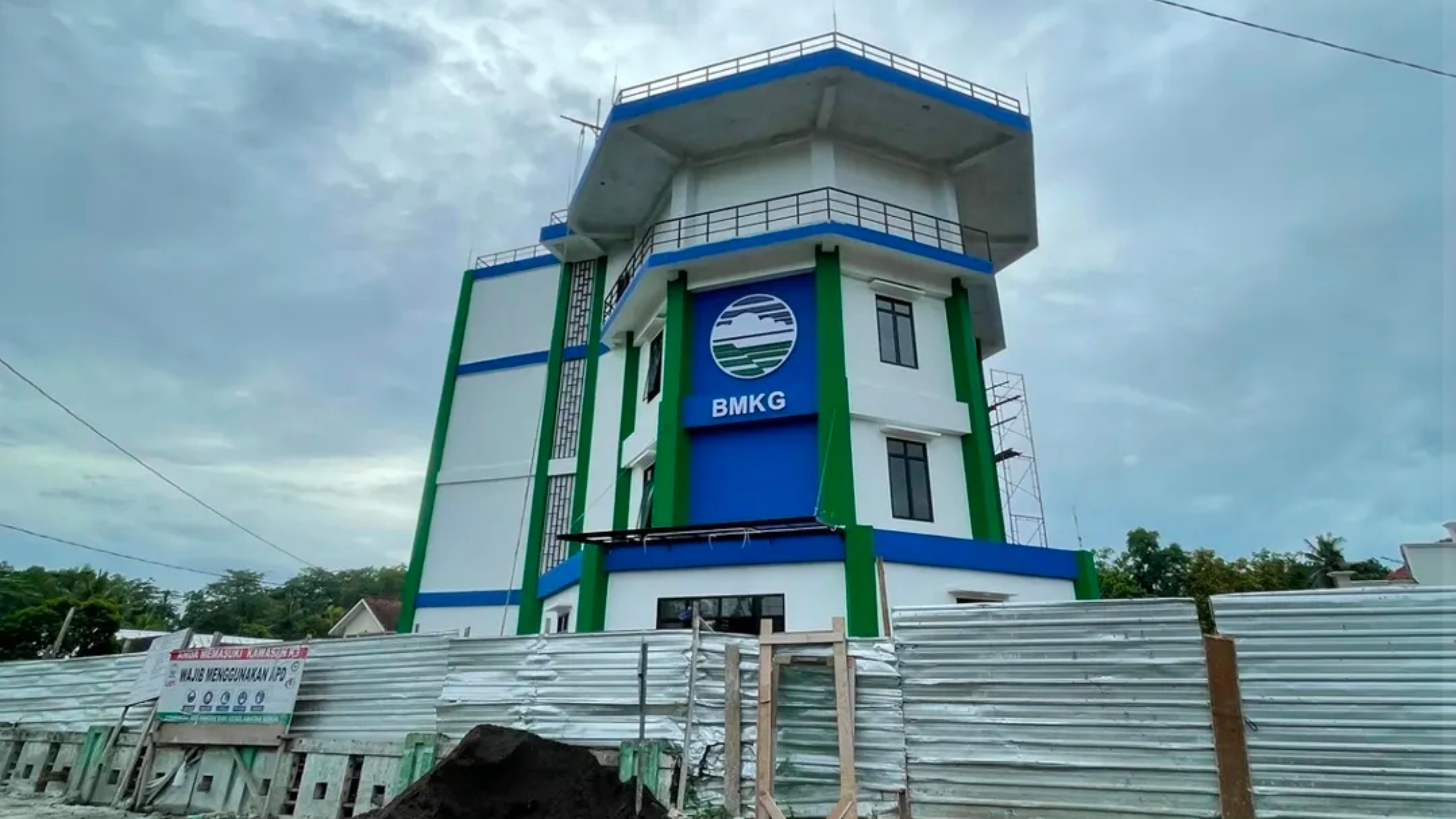 Gedung Radar Cuaca S-Band Cilacap di Desa Tritih Lor, Kecamatan Jeruklegi, Kabupaten Cilacap, Jawa Tengah, yang diresmikan Kepala BMKG Teuku Faisal Fathani pada Rabu (8 Juli 2026) merupakan yang pertama di Indonesia. (IDNVoice/ Cilacap Project)