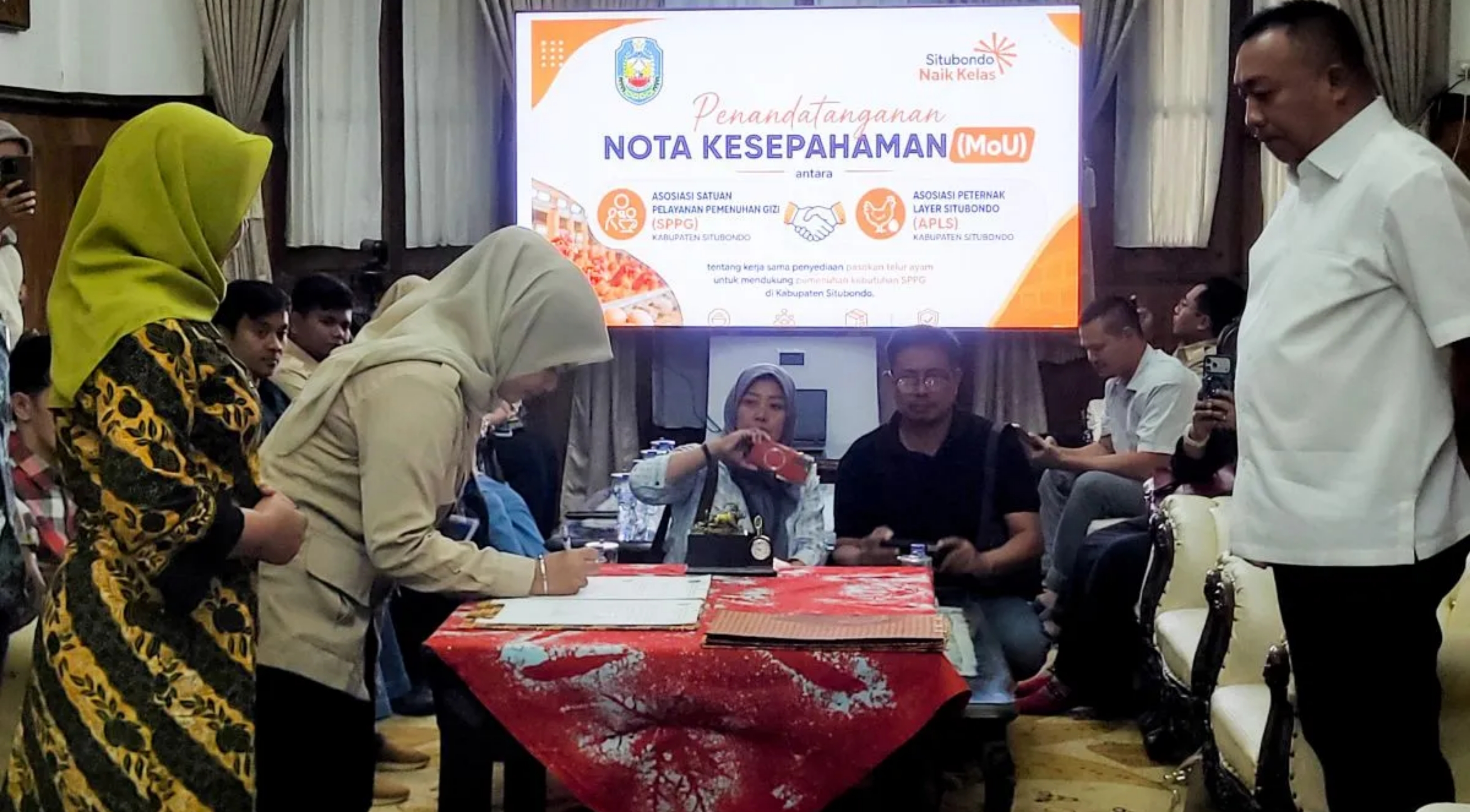 Bupati Situbondo Yusuf Rio Wahyu Prayogo menyaksikan penandatanganan MoU Asosiasi Peternak Layer Situbondo dan Asosiasi SPPG di Pendopo Kabupaten Situbondo, Jawa Timur pada Kamis, 9 Juli 2026. (IDNVoice/Antara-Husdinariyanto)