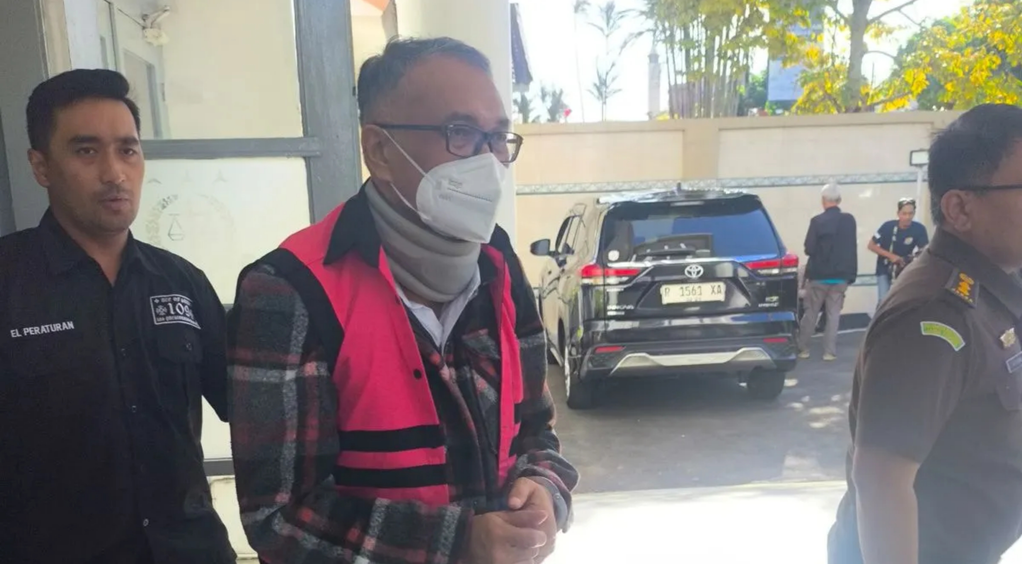 Tersangka SSH dibawa dari dari Kejaksaan Negeri Purwokerto untuk ditahan di Rutan Banyumas, Jawa Tengah pada Kamis, 9 Juli 2026. (IDNVoice/Kejari Purwokerto)