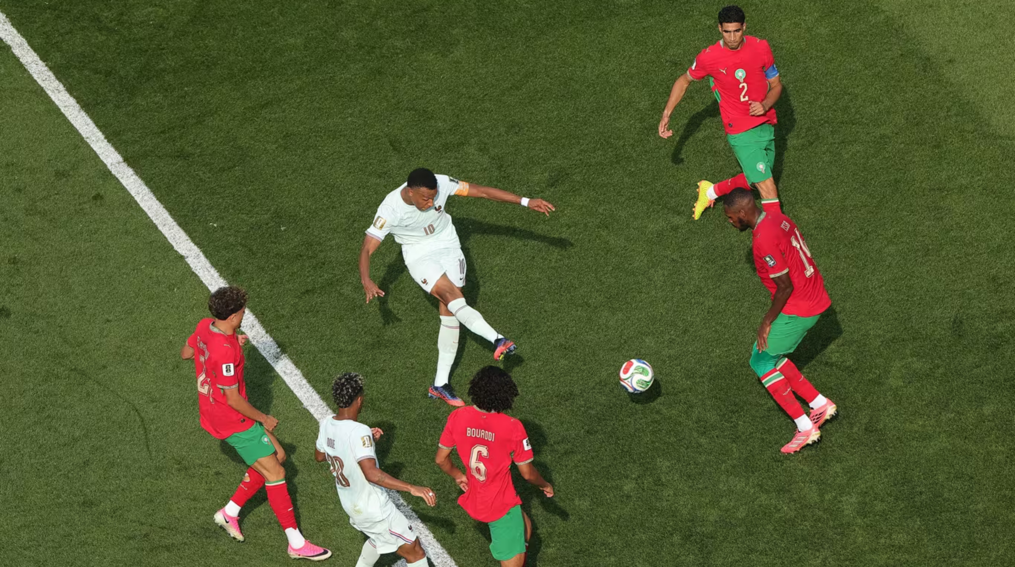 Kylian Mbappe mengatasi kegagalan penalti di babak pertama untuk membawa Prancis ke semifinal Piala Dunia ketiga berturut-turut. (IDNVoice/FIFA) 